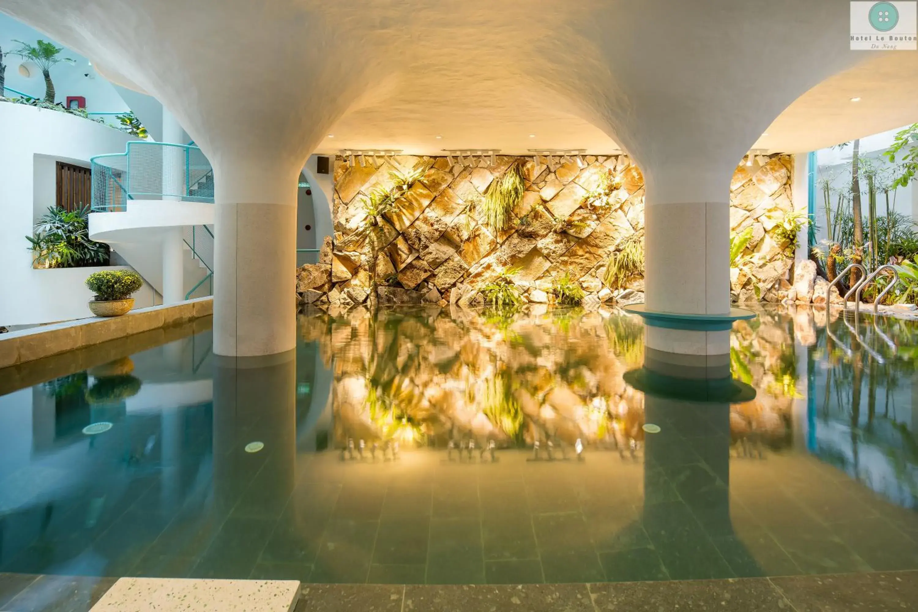 Swimming pool in Hotel Le Bouton Swimming pool in Hotel Le Bouton