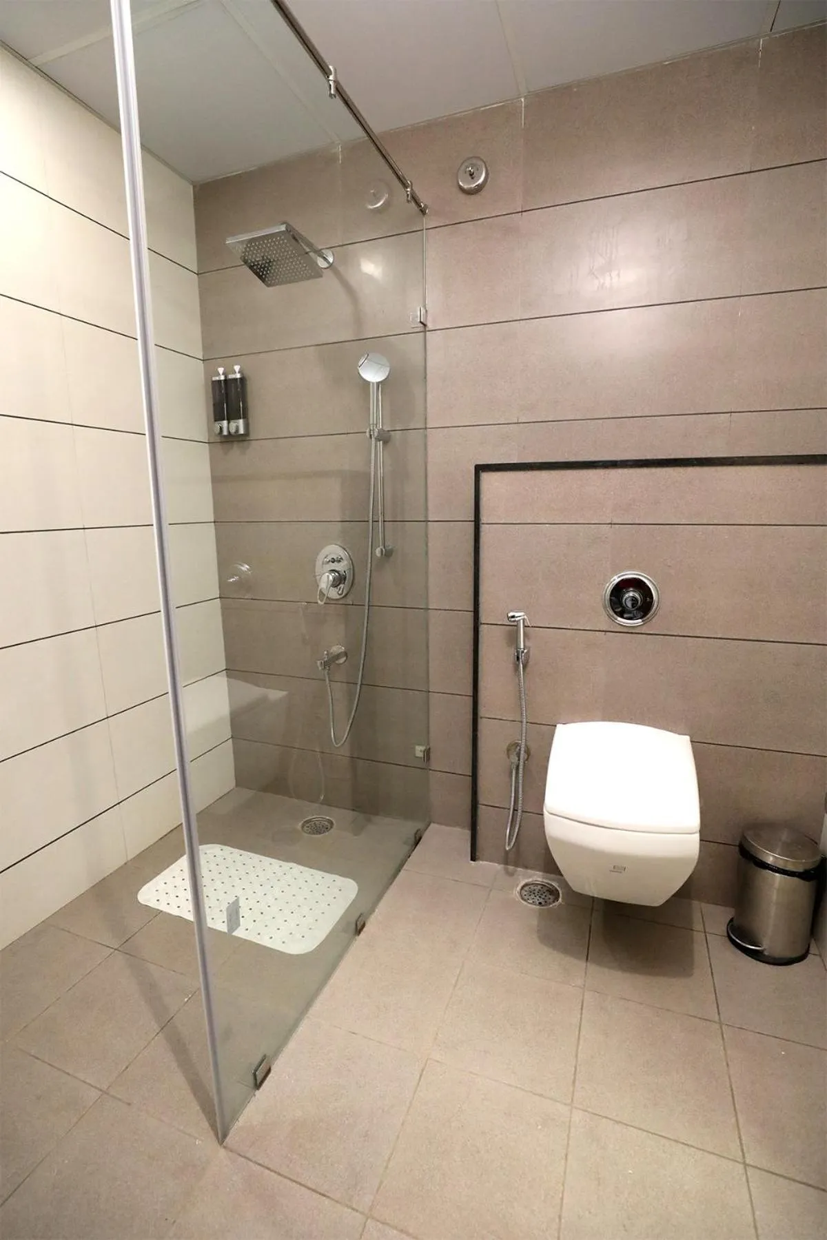 Toilet in Hotel Foxglove International