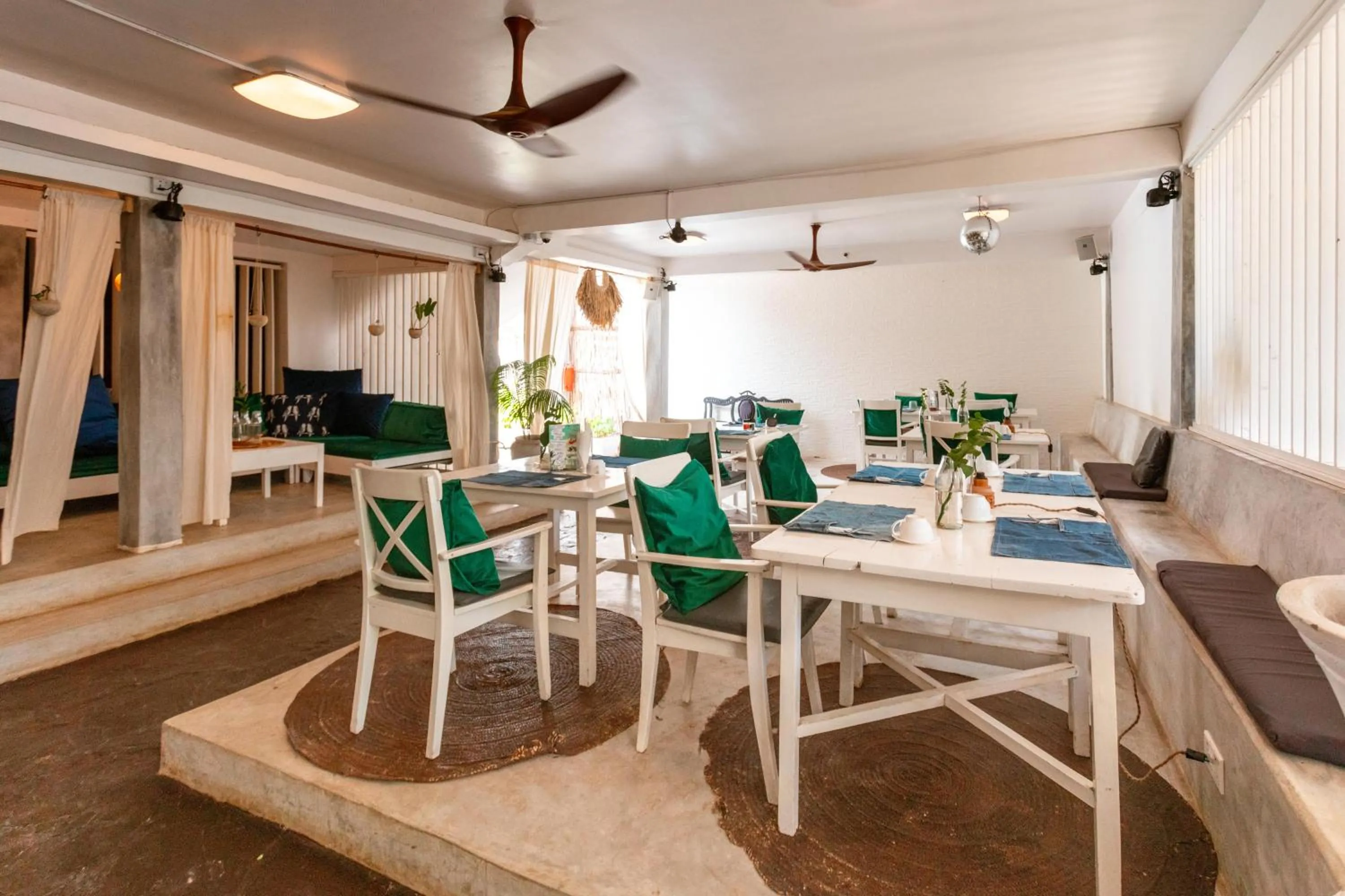 Restaurant/places to eat in B4 BOUTIQUE