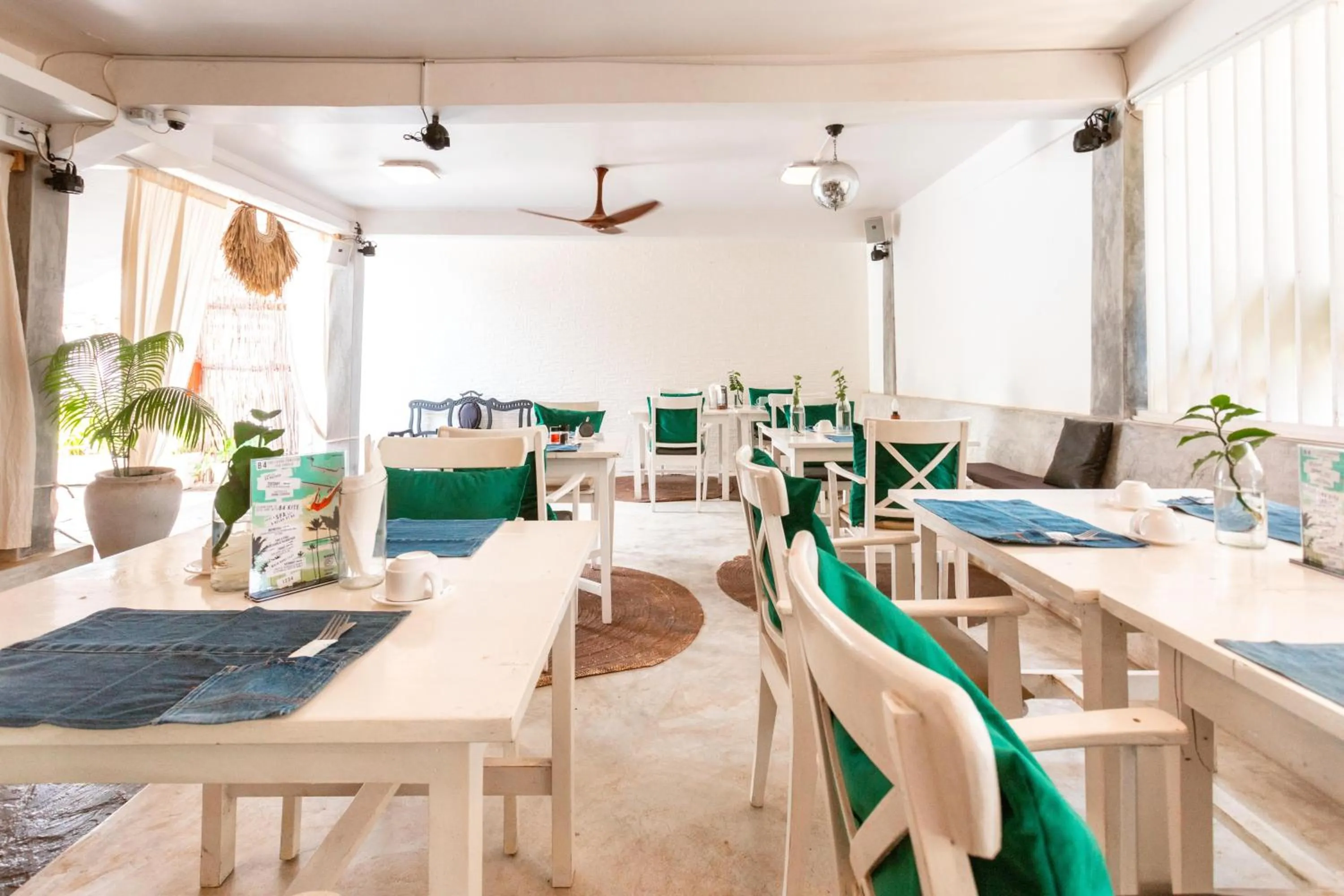 Restaurant/places to eat in B4 BOUTIQUE