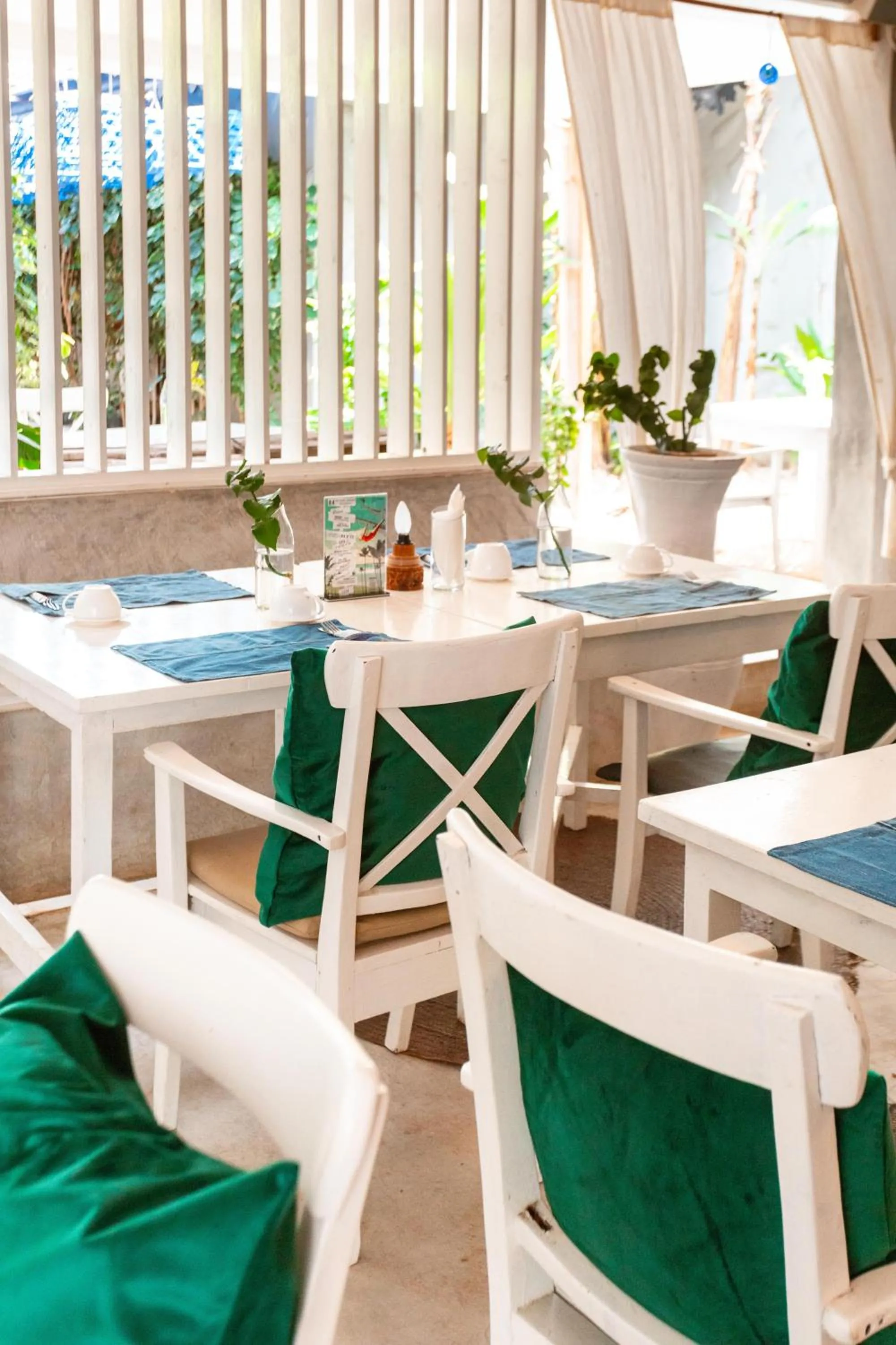 Restaurant/places to eat in B4 BOUTIQUE