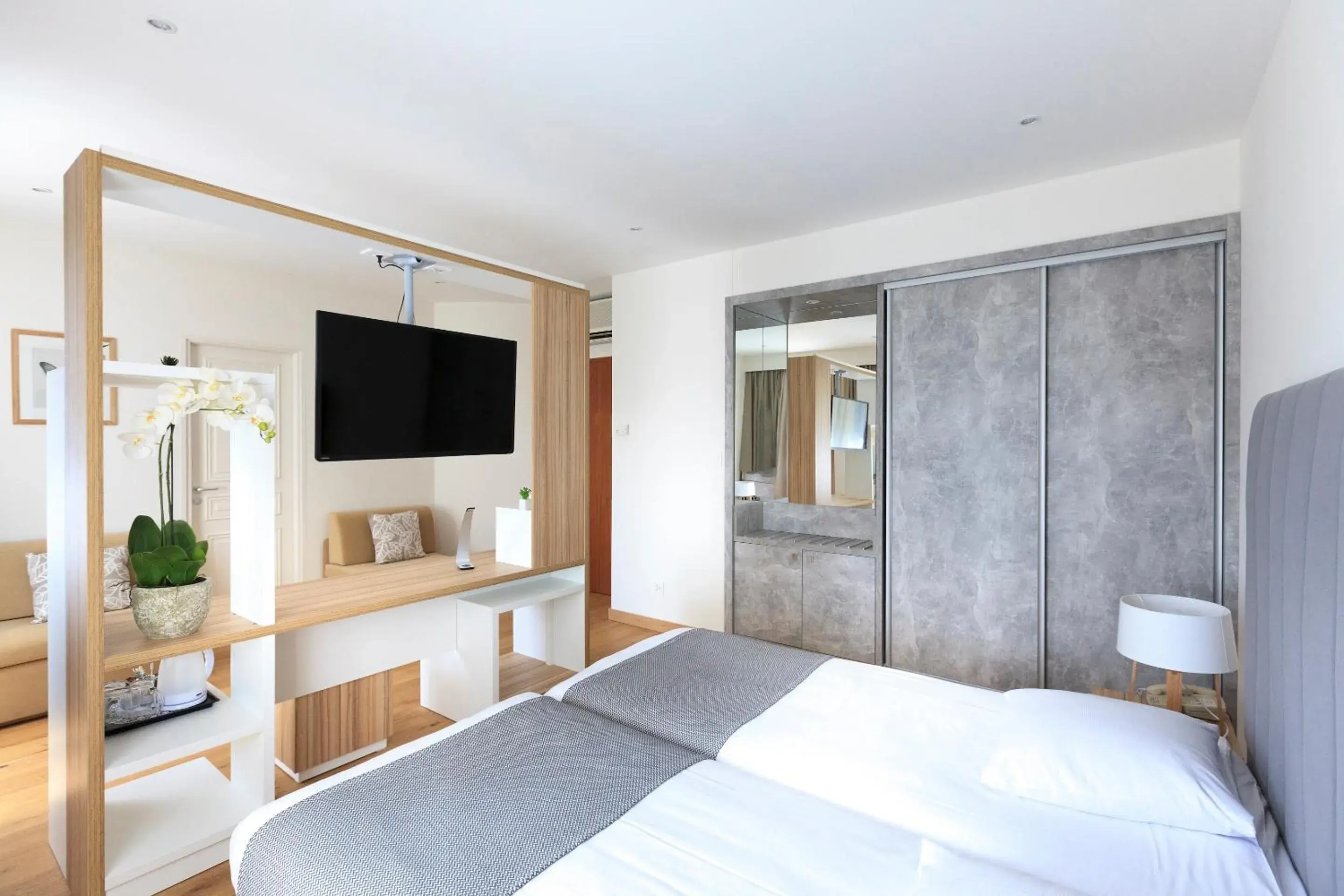 Photo of the whole room, Bed in Hotel Suisse Photo of the whole room, Bed in Hotel Suisse