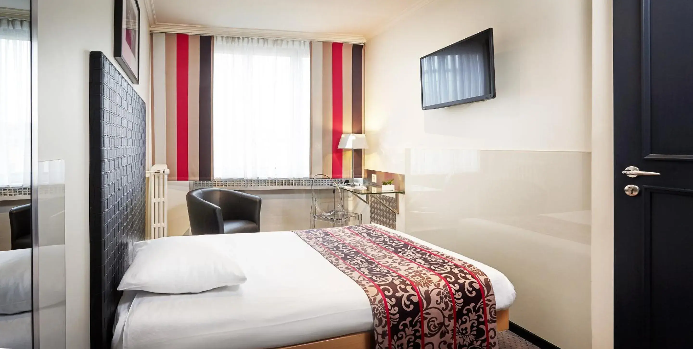 Small Single Room in Hotel Suisse Small Single Room in Hotel Suisse