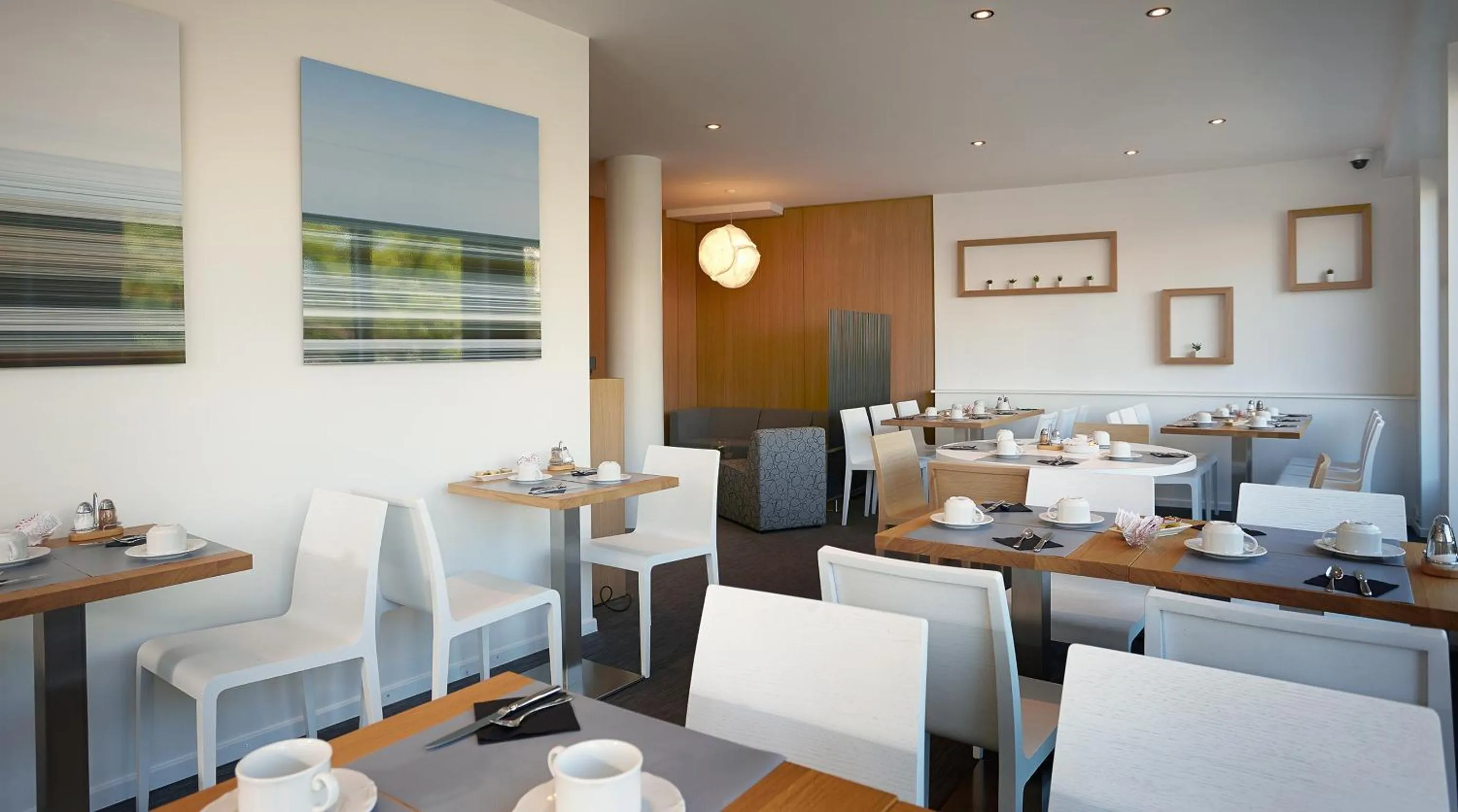 Restaurant/places to eat in Hotel Suisse