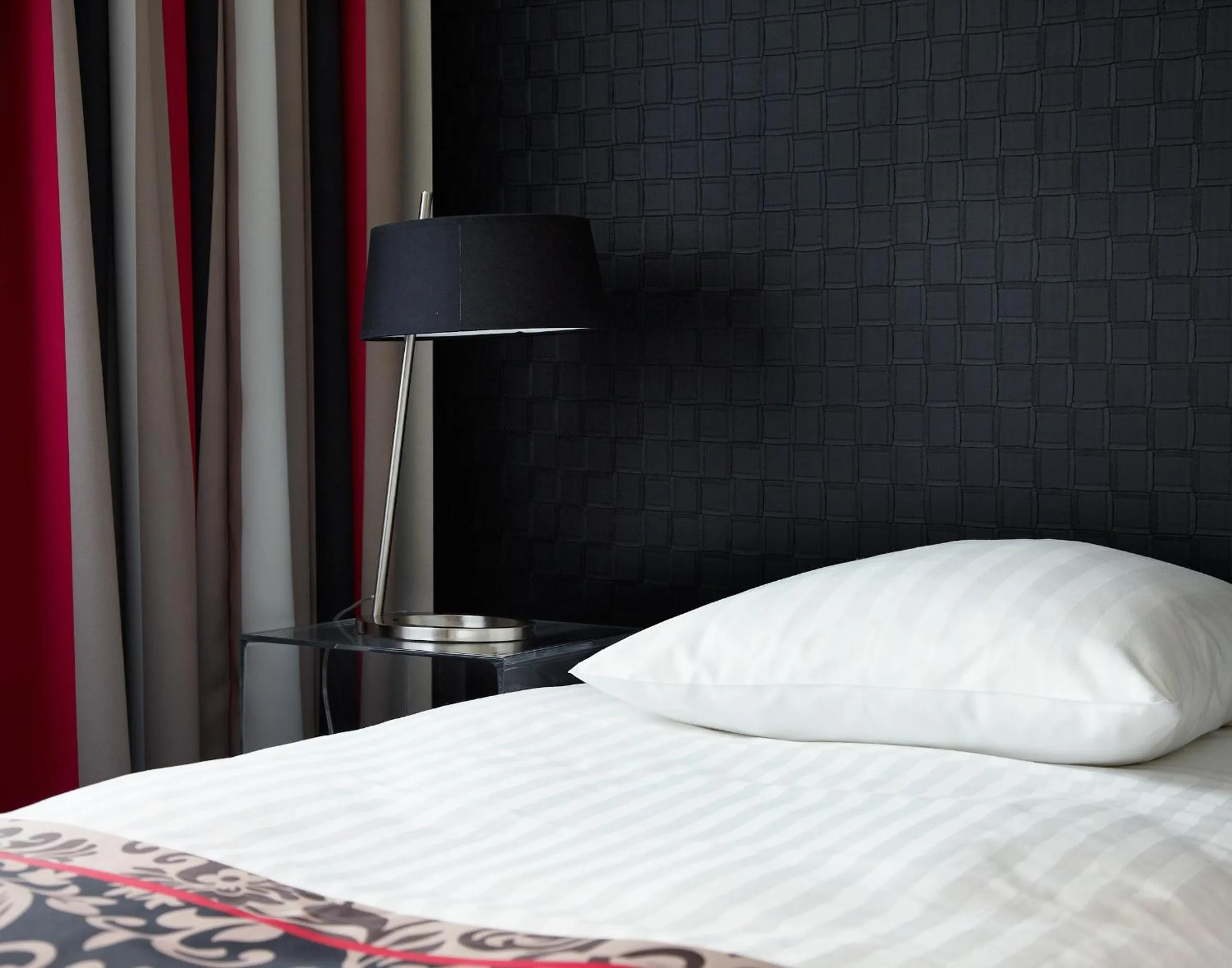 Bedroom, Bed in Hotel Suisse