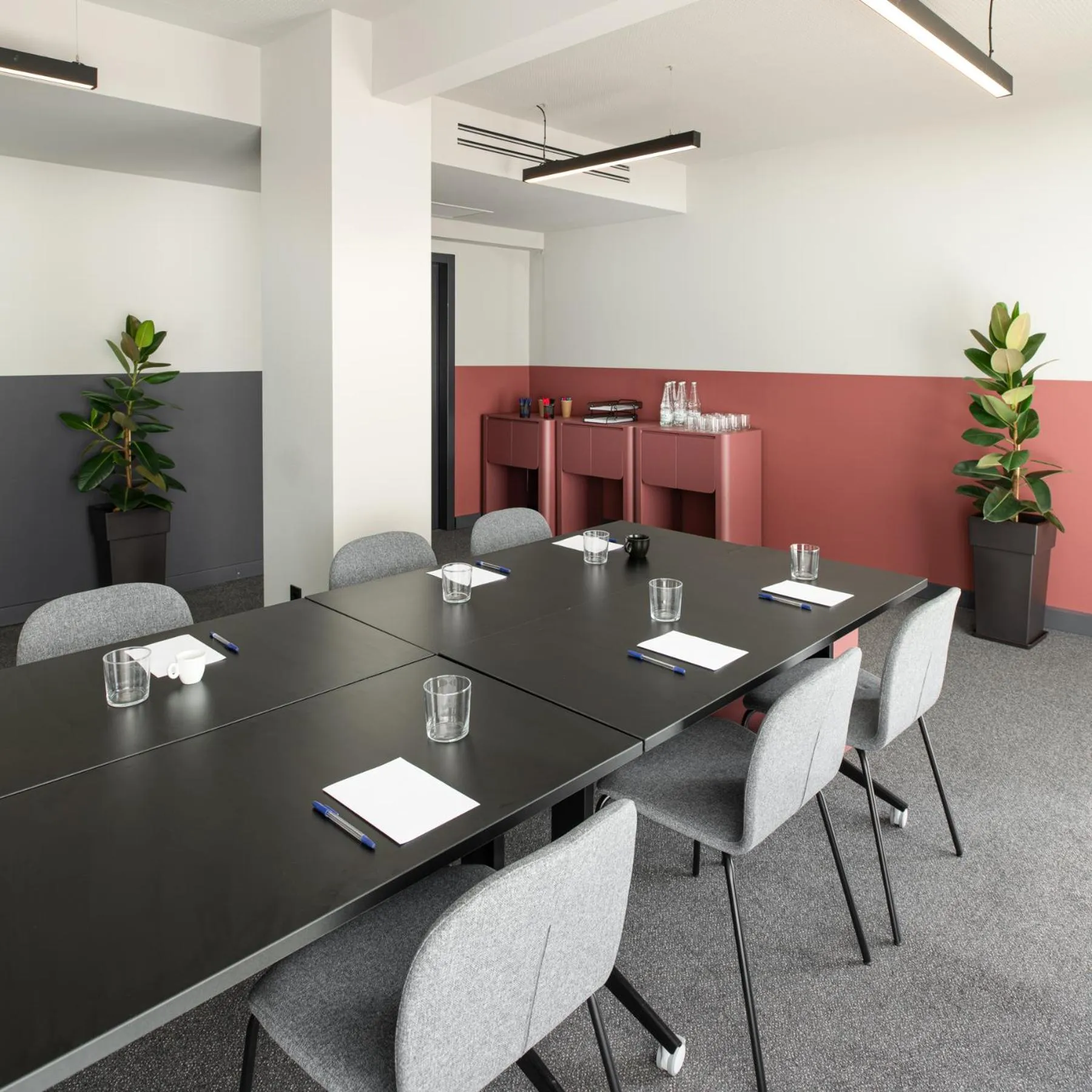 Meeting/conference room in Zeus is Loose Hostel