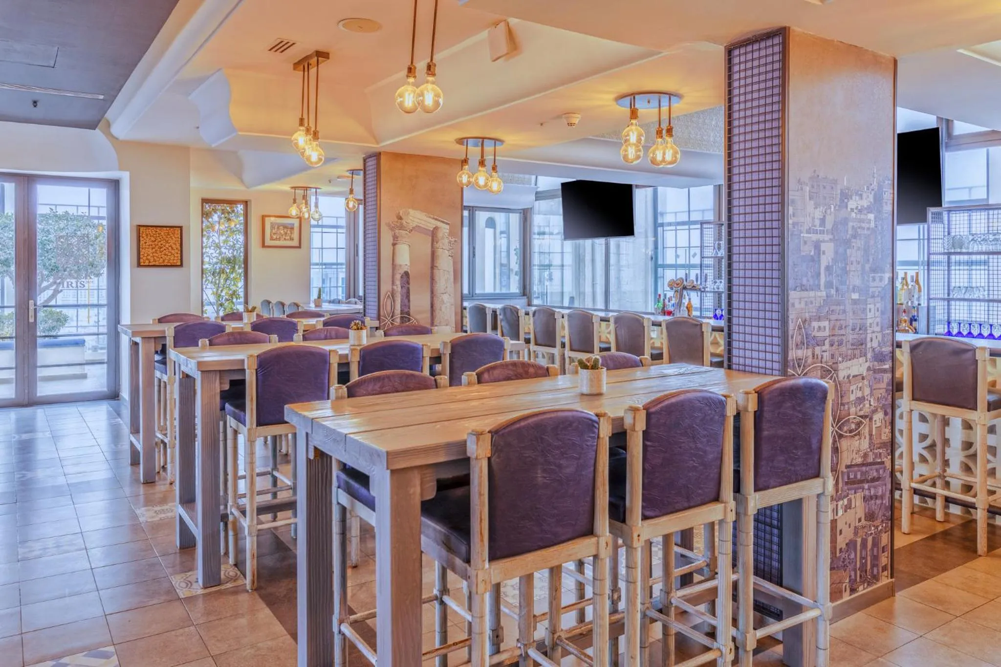 Lounge or bar in Crowne Plaza Amman by IHG