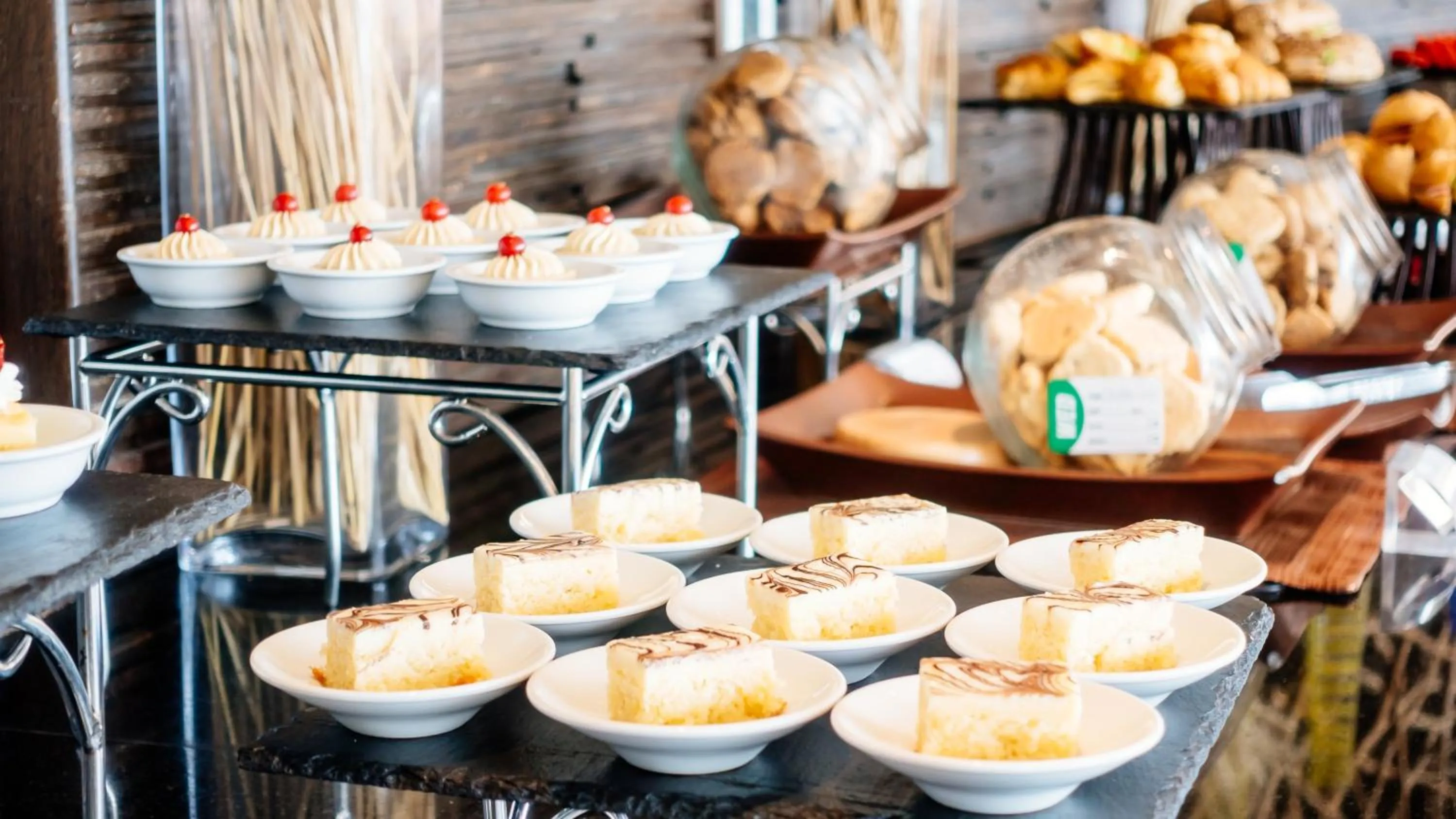 Restaurant/places to eat in Crowne Plaza Amman by IHG