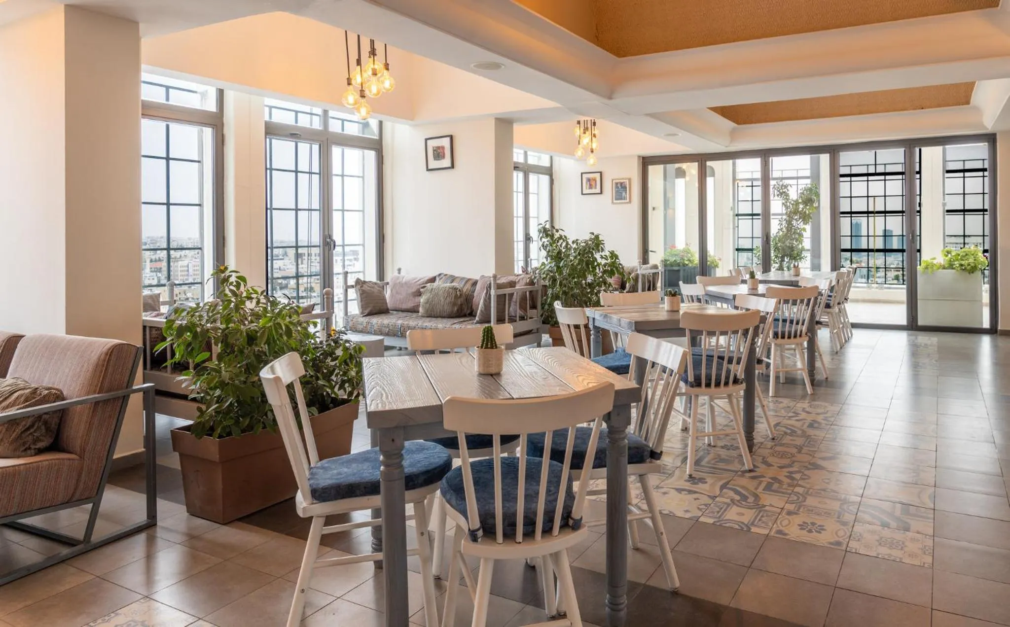 Lounge or bar in Crowne Plaza Amman by IHG