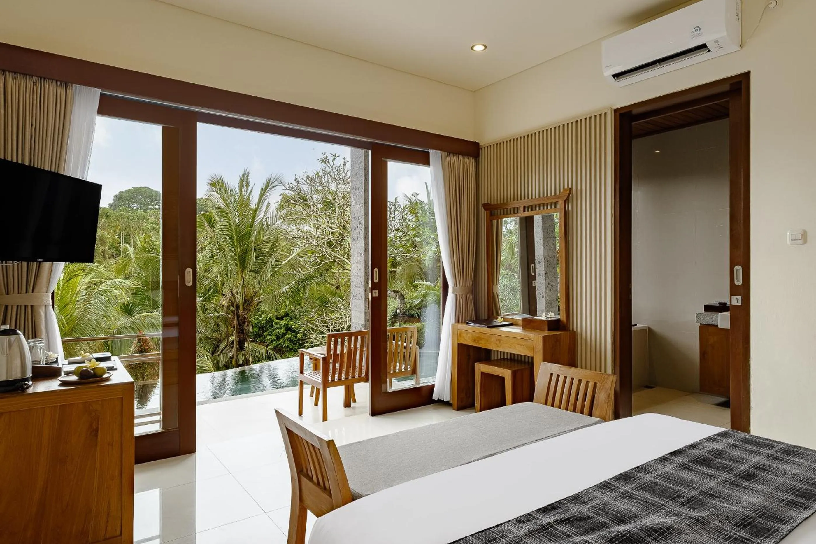 Communal lounge/ TV room, Bed in Yanyan Resort Ubud