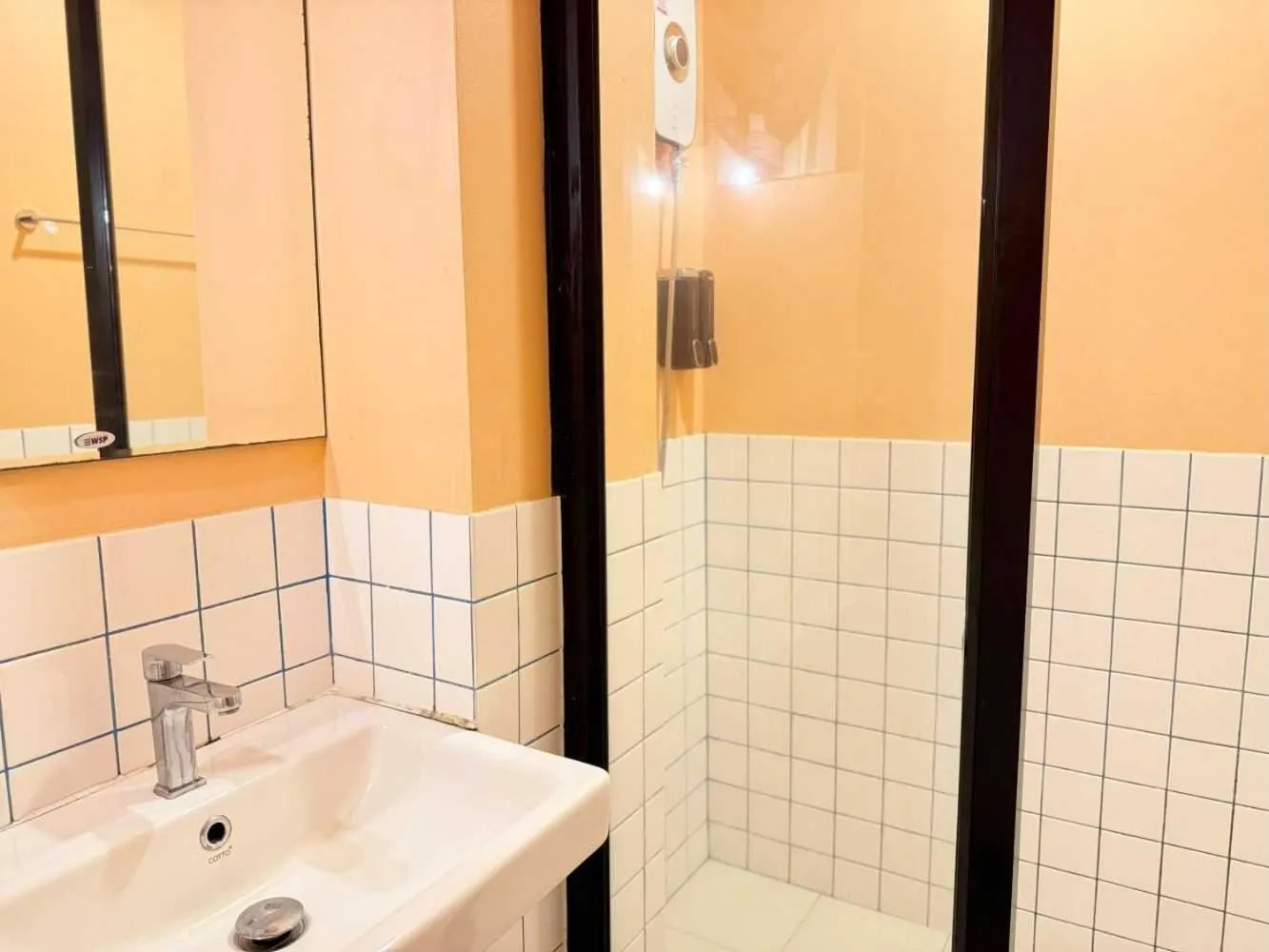 Bathroom in Collection O The Singha Chiangmai Hotel