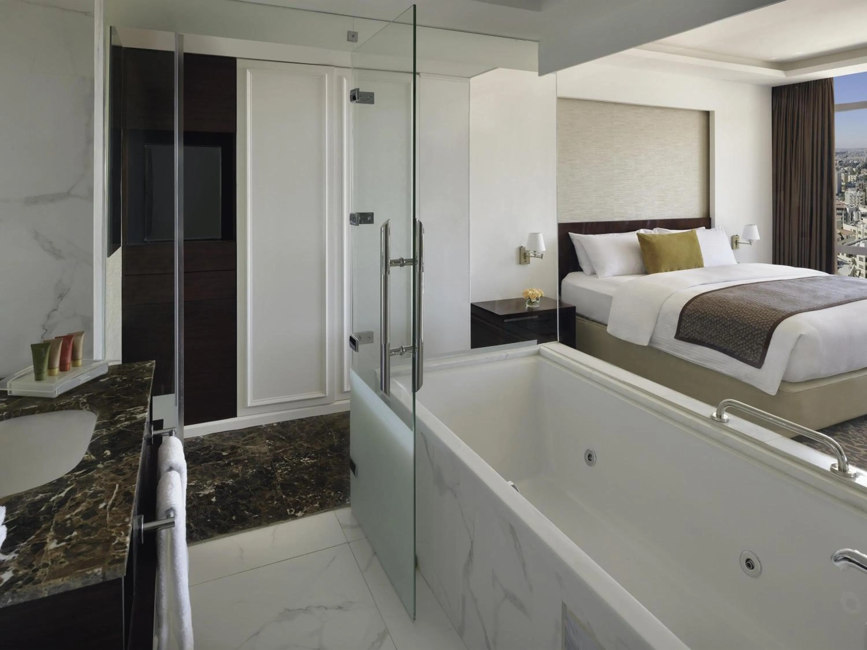 Bedroom, Bed in Mövenpick Hotel Amman