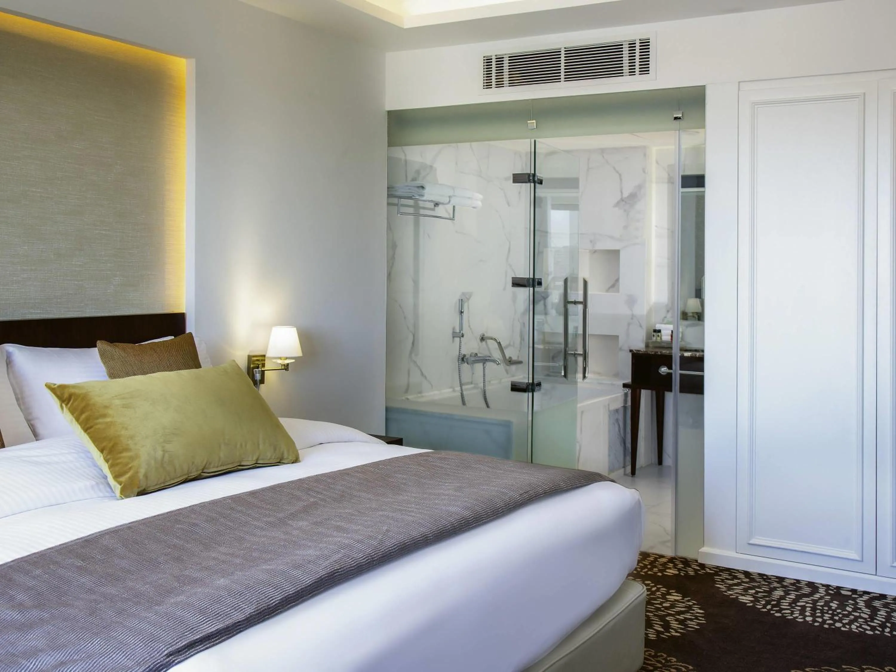 Bedroom, Bed in Mövenpick Hotel Amman