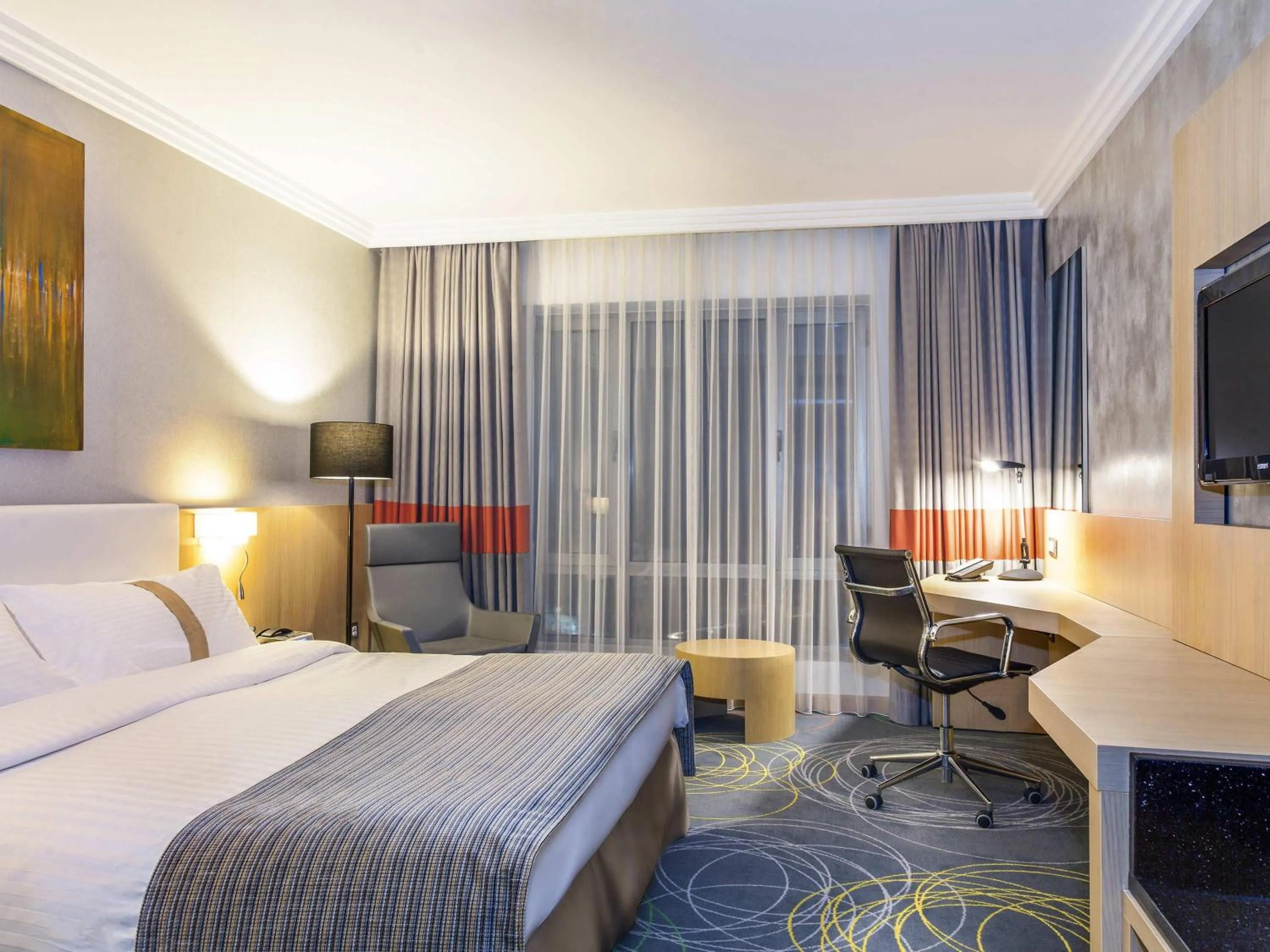 Bedroom, Bed in Mövenpick Hotel Amman