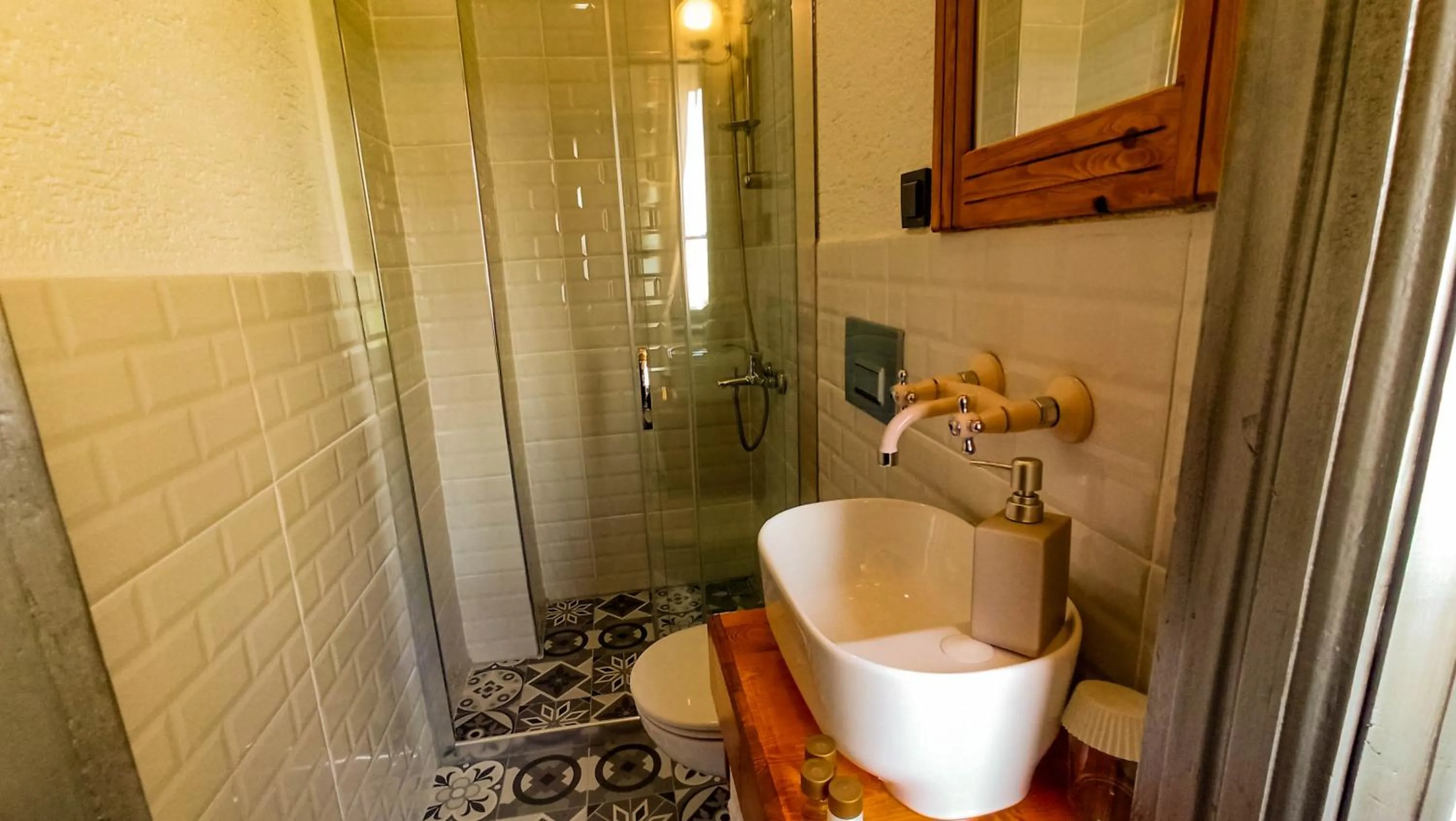 Toilet in Variante Hotel