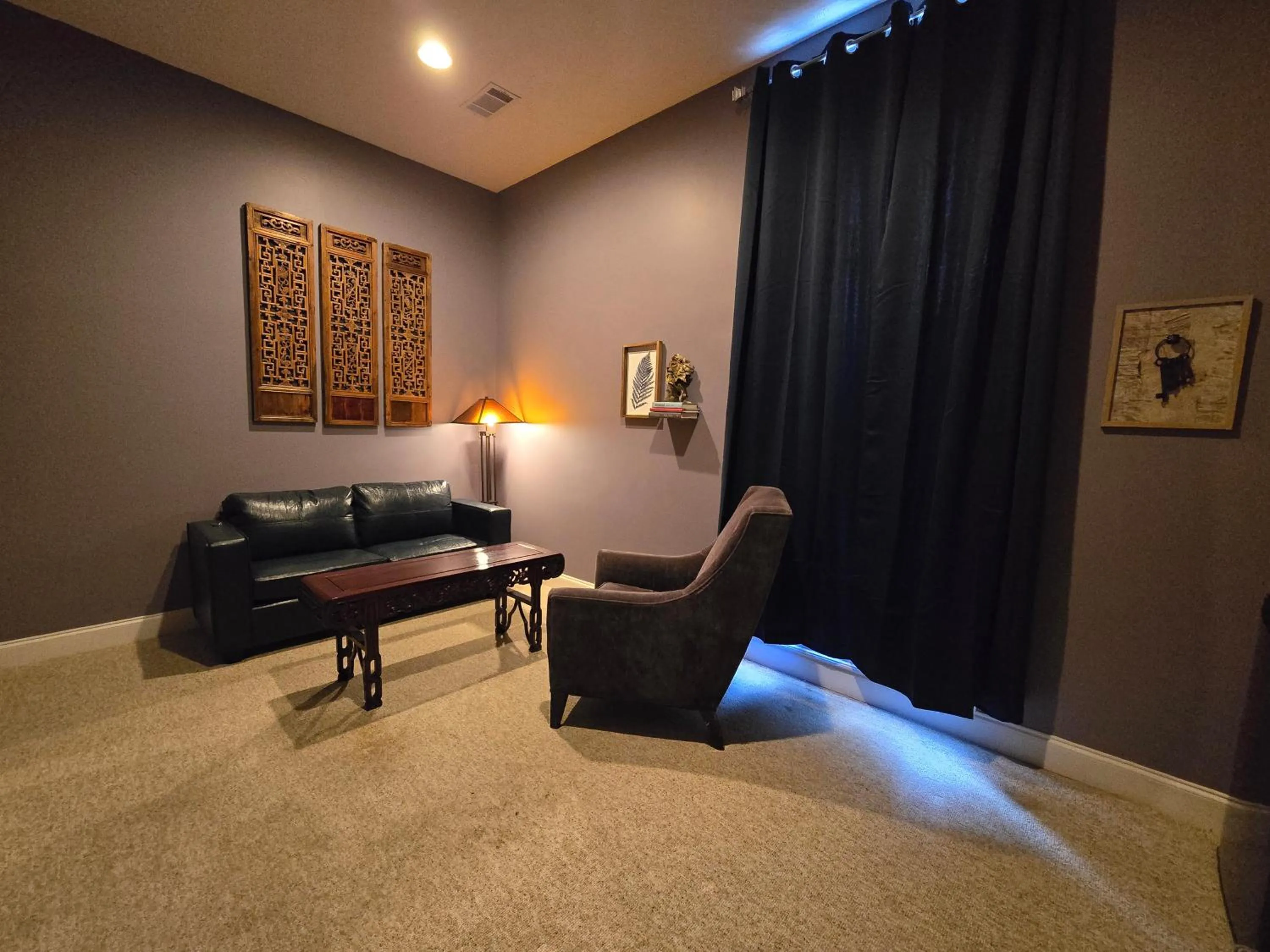 Seating area in Natchez Manor Bed & Breakfast