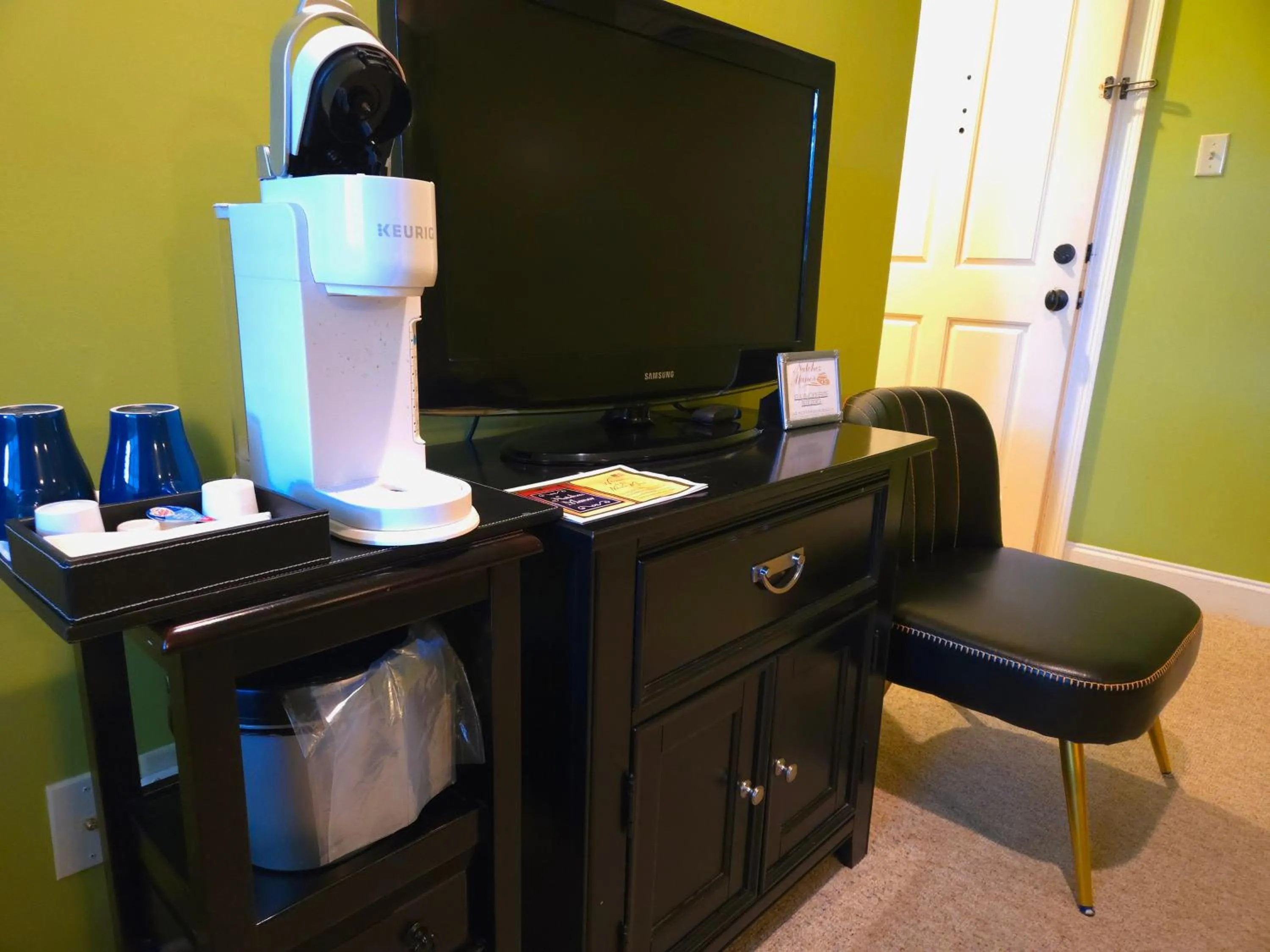 TV and multimedia in Natchez Manor Bed & Breakfast