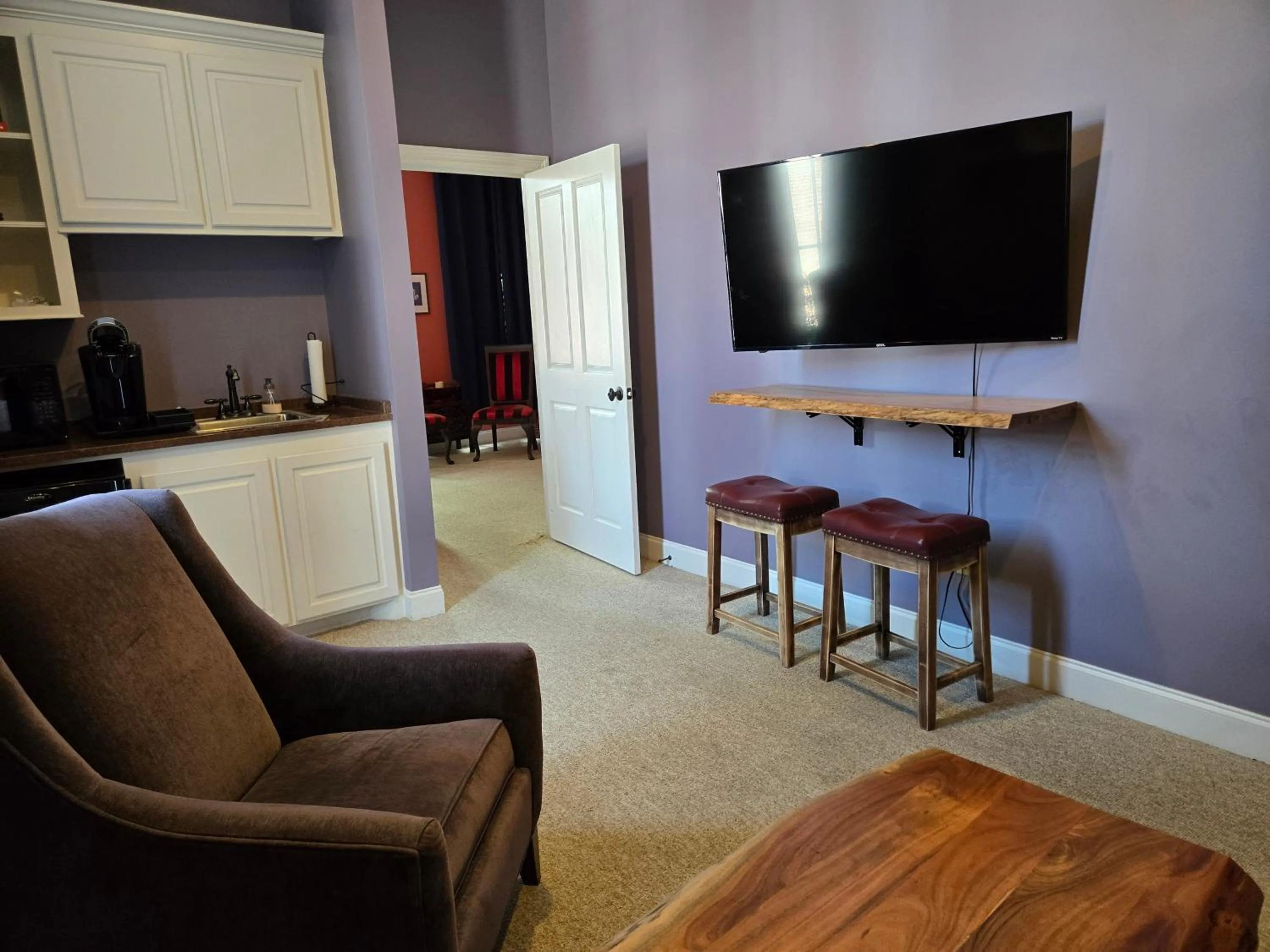 TV and multimedia in Natchez Manor Bed & Breakfast