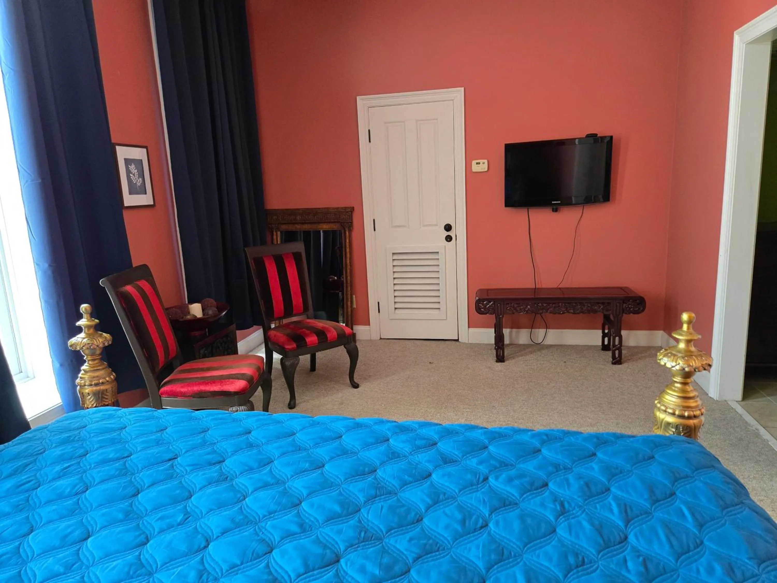 TV and multimedia, Bed in Natchez Manor Bed & Breakfast