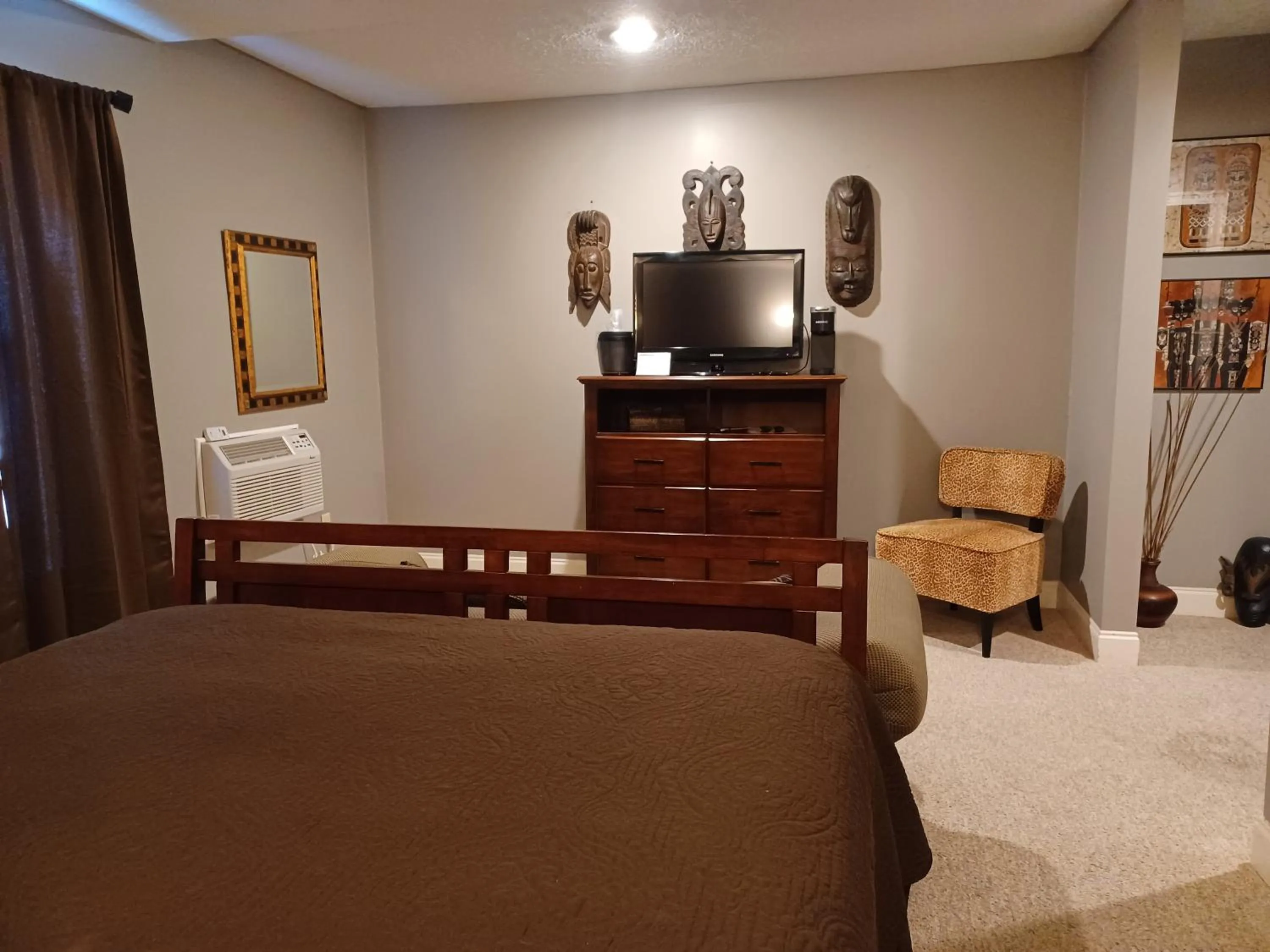 TV and multimedia, Bed in Natchez Manor Bed & Breakfast