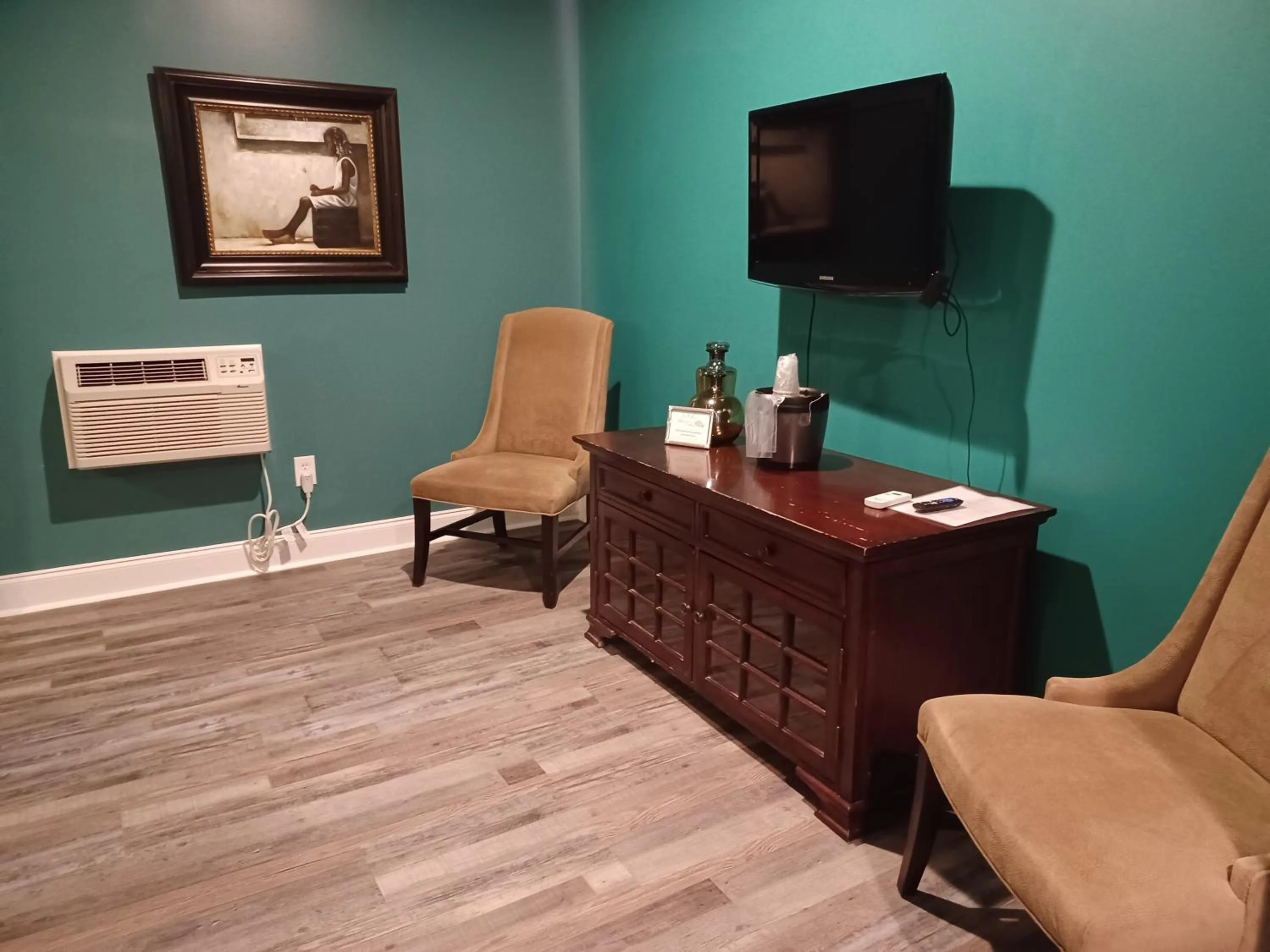 TV and multimedia in Natchez Manor Bed & Breakfast