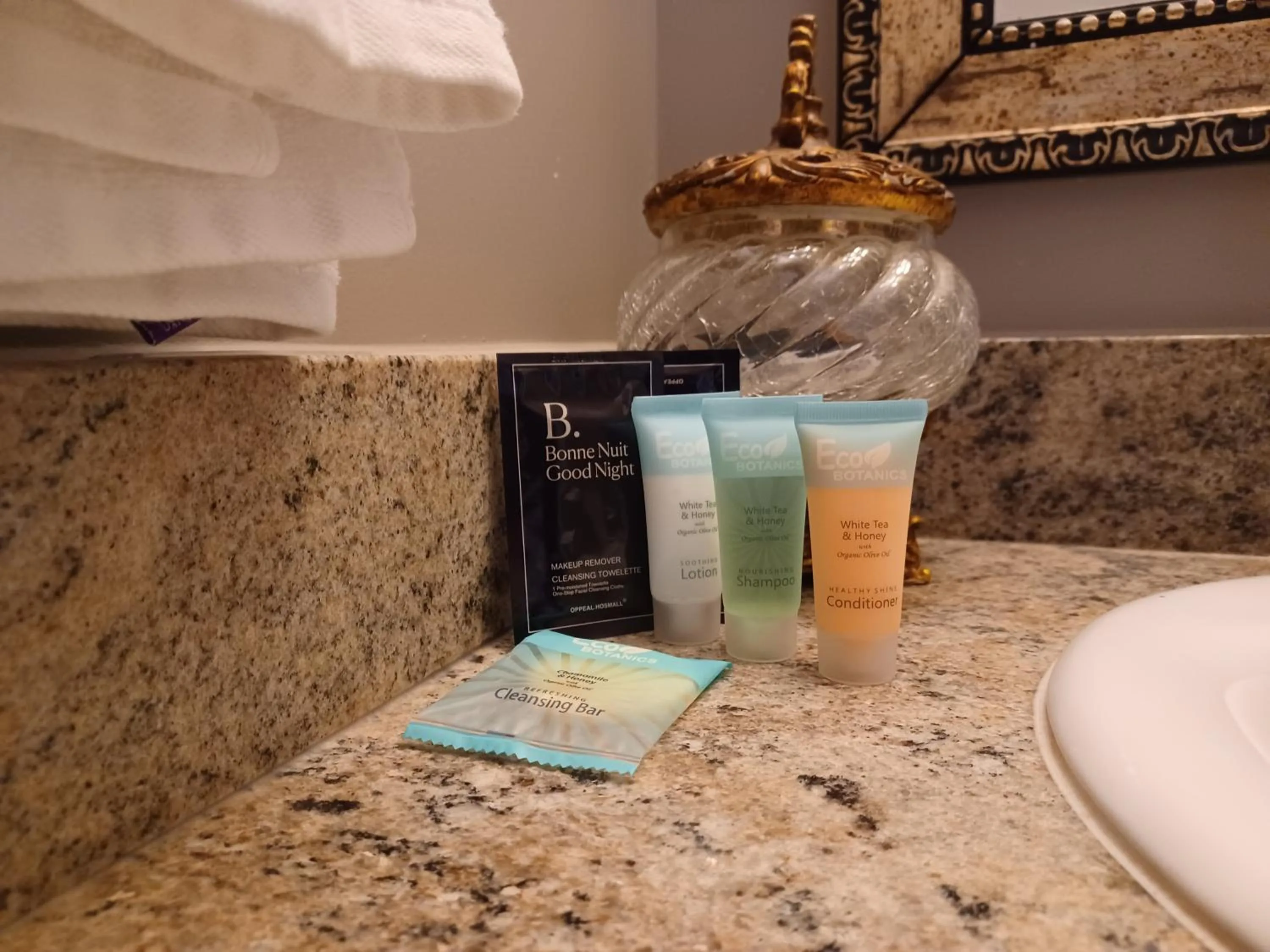 Bathroom in Natchez Manor Bed & Breakfast