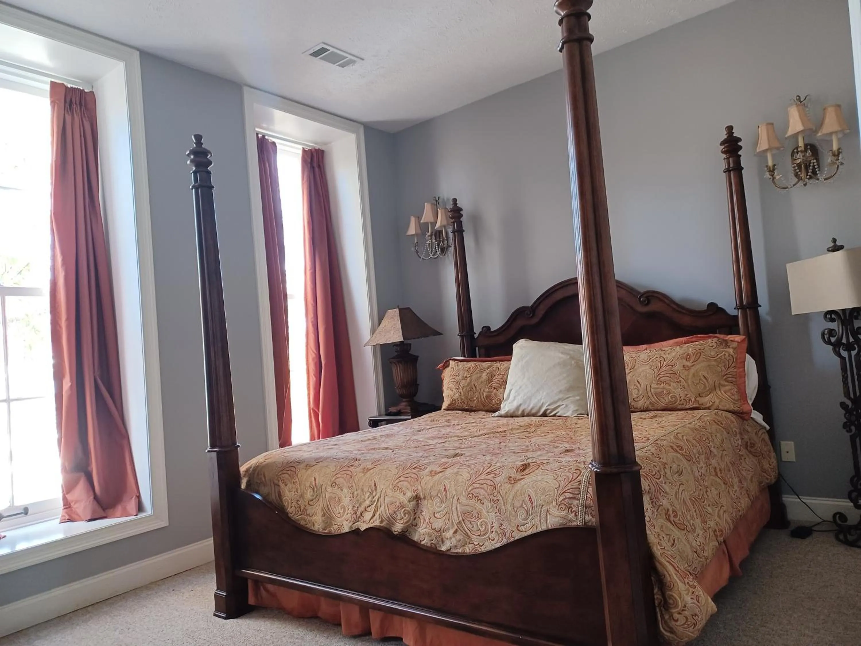 Bed in Natchez Manor Bed & Breakfast