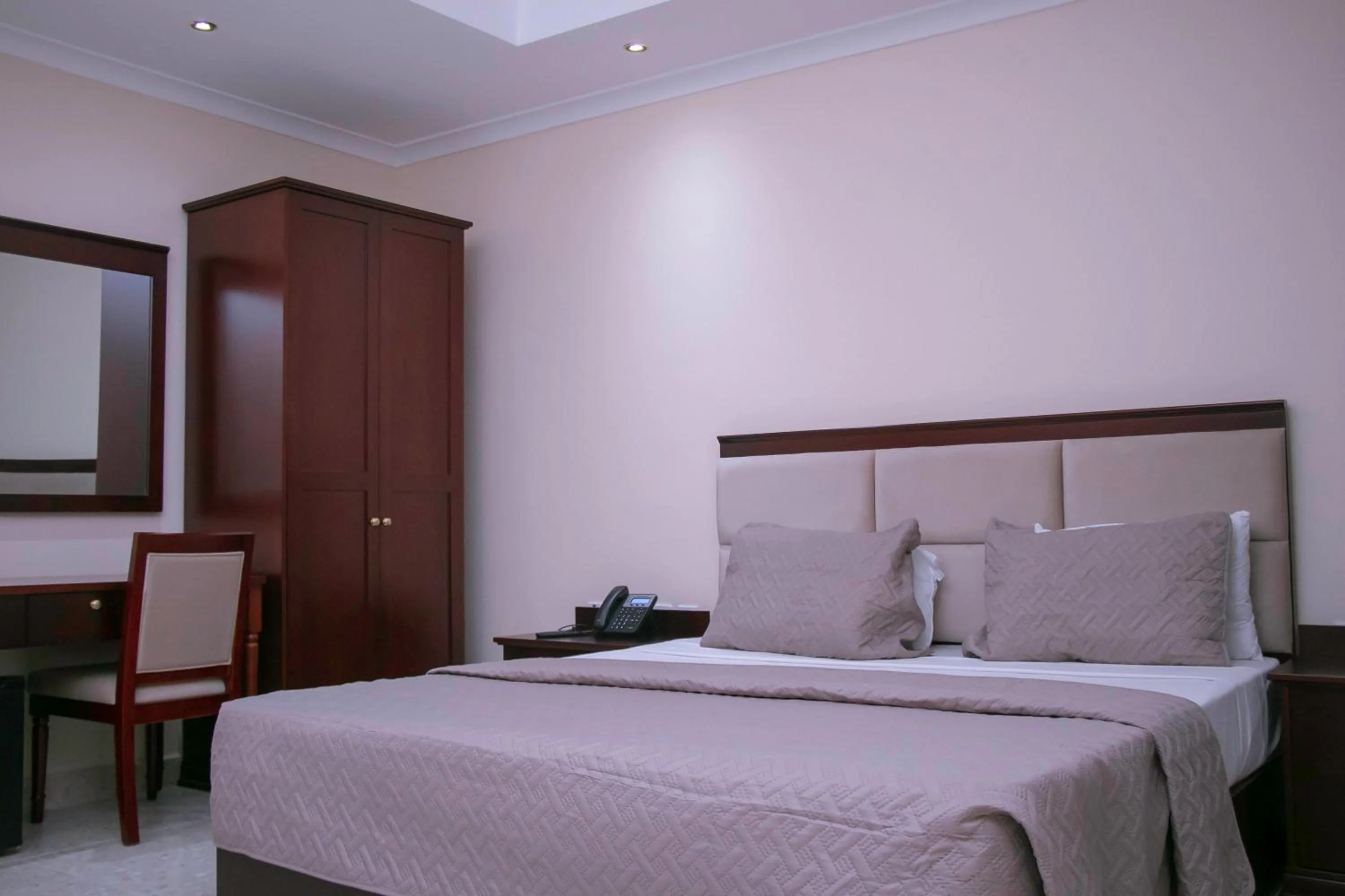 Bedroom, Bed in Monarch Hotel