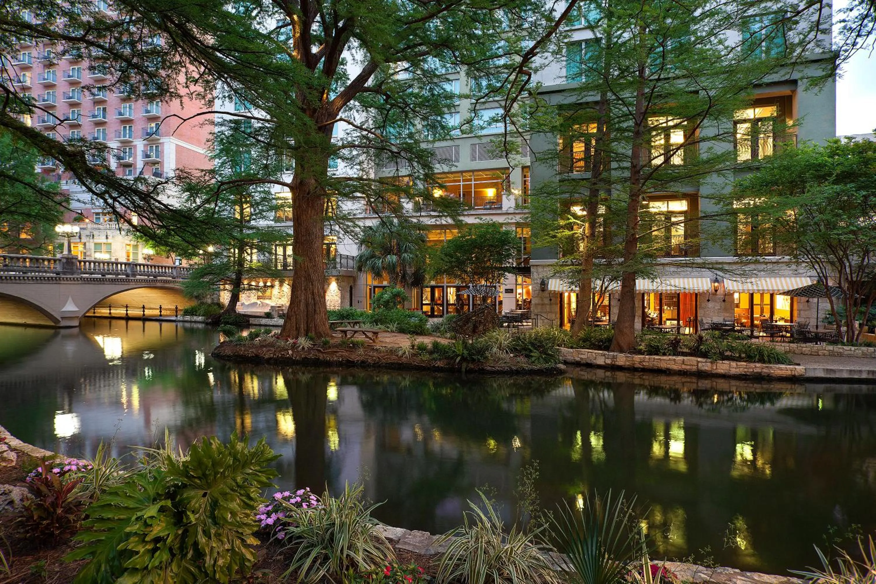 Property building in Hotel Contessa - Suites on the Riverwalk