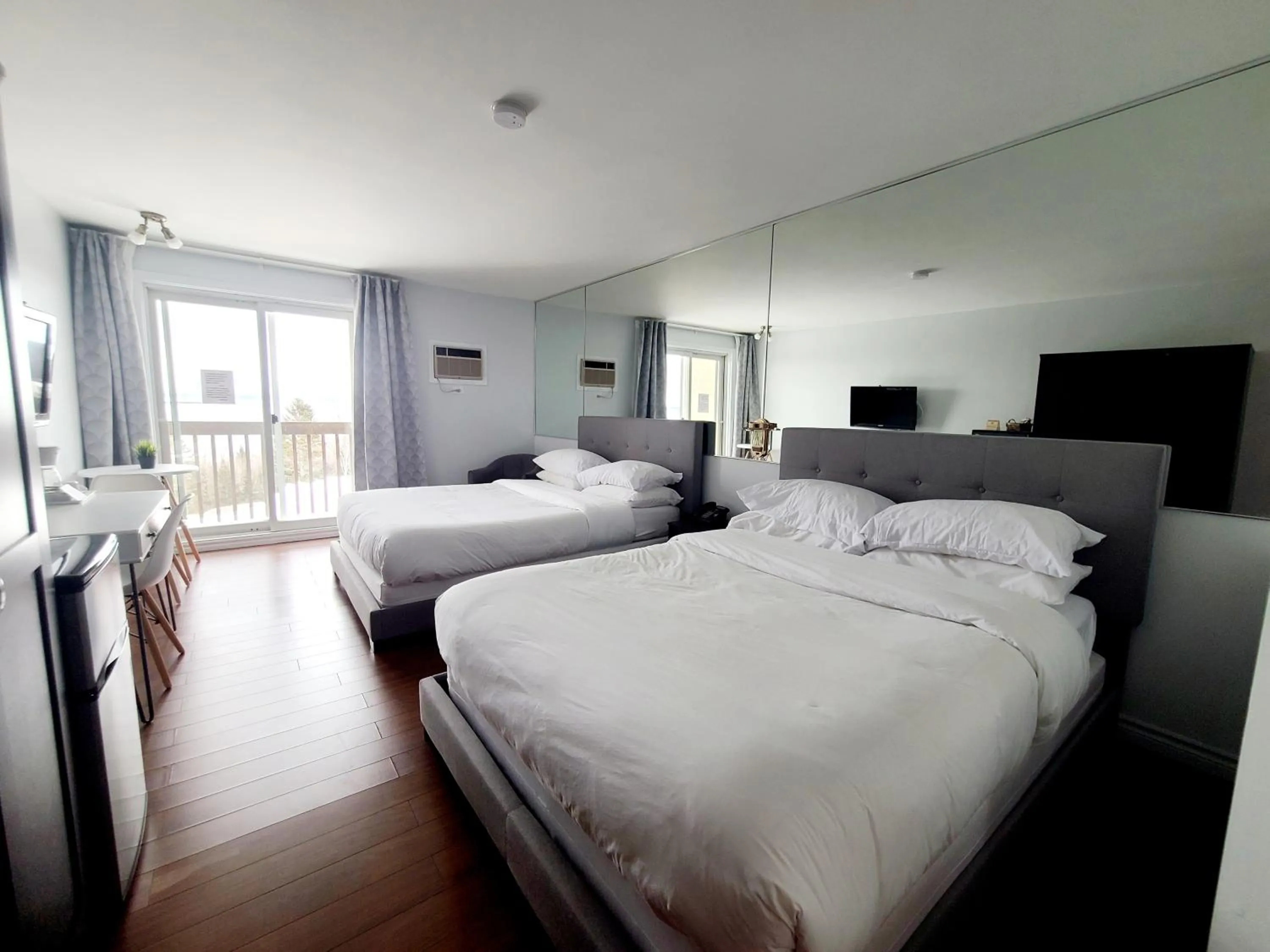 Photo of the whole room, Bed in Horizon 777