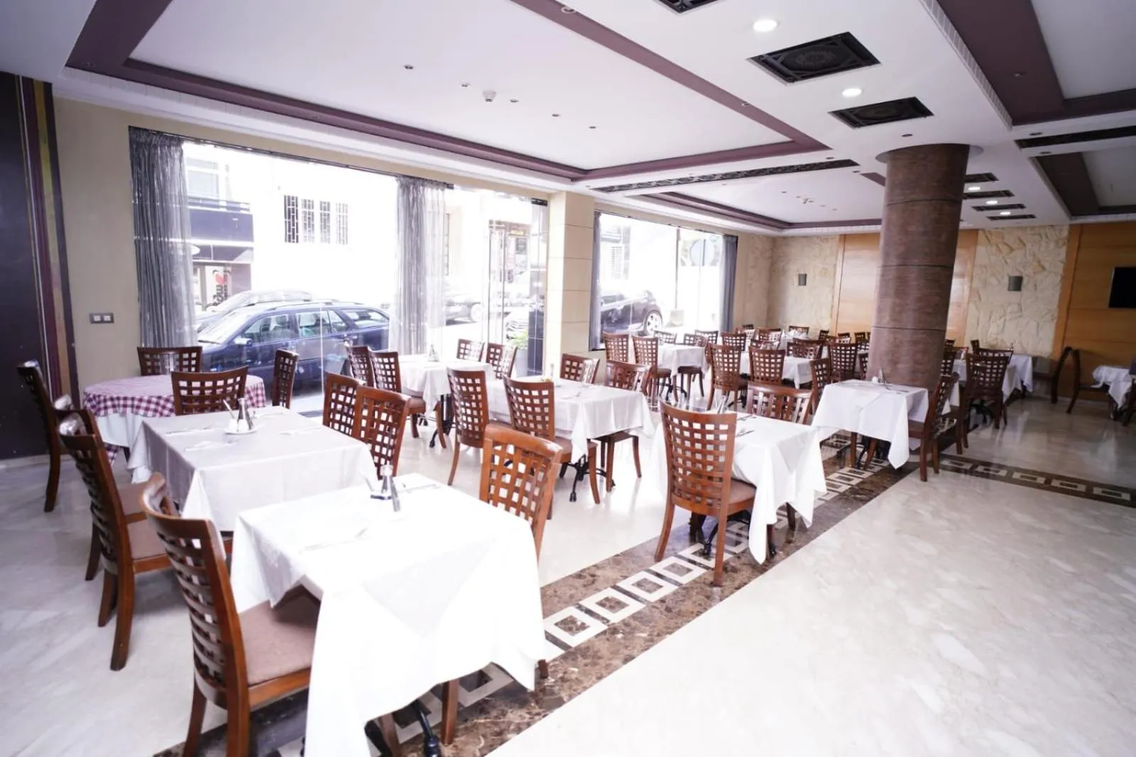 Restaurant/places to eat in Hotel La Capitale