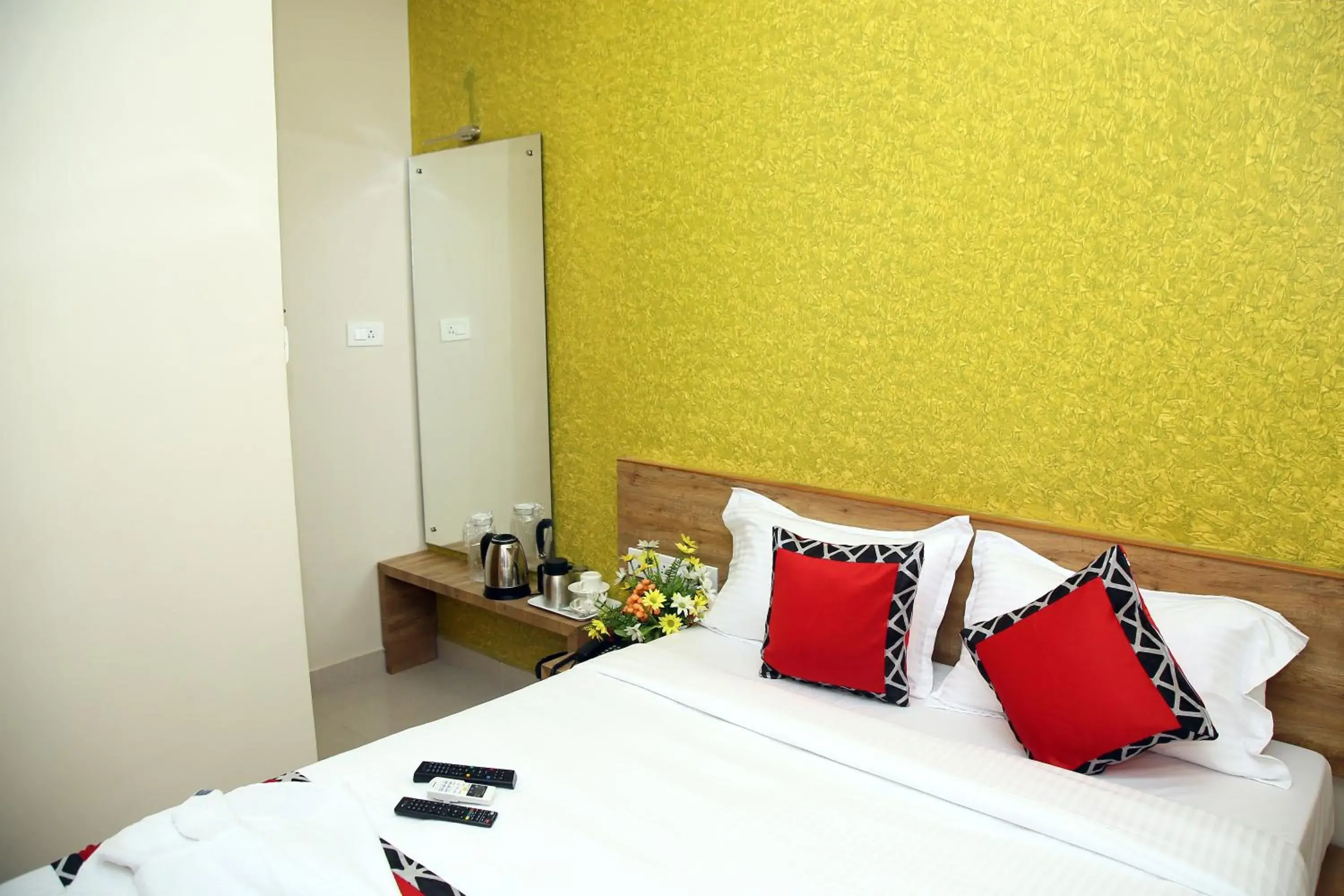 Bed in Apollo Court (Apollo hospital,Sankara natralya, US consulate Bed in Apollo Court (Apollo hospital,Sankara natralya, US consulate