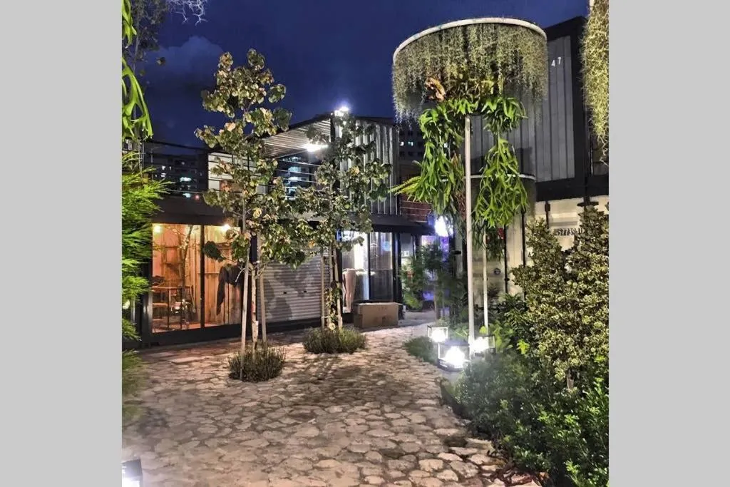 Restaurant/places to eat in EEs Whale House - Homestay 3 min walk to beach