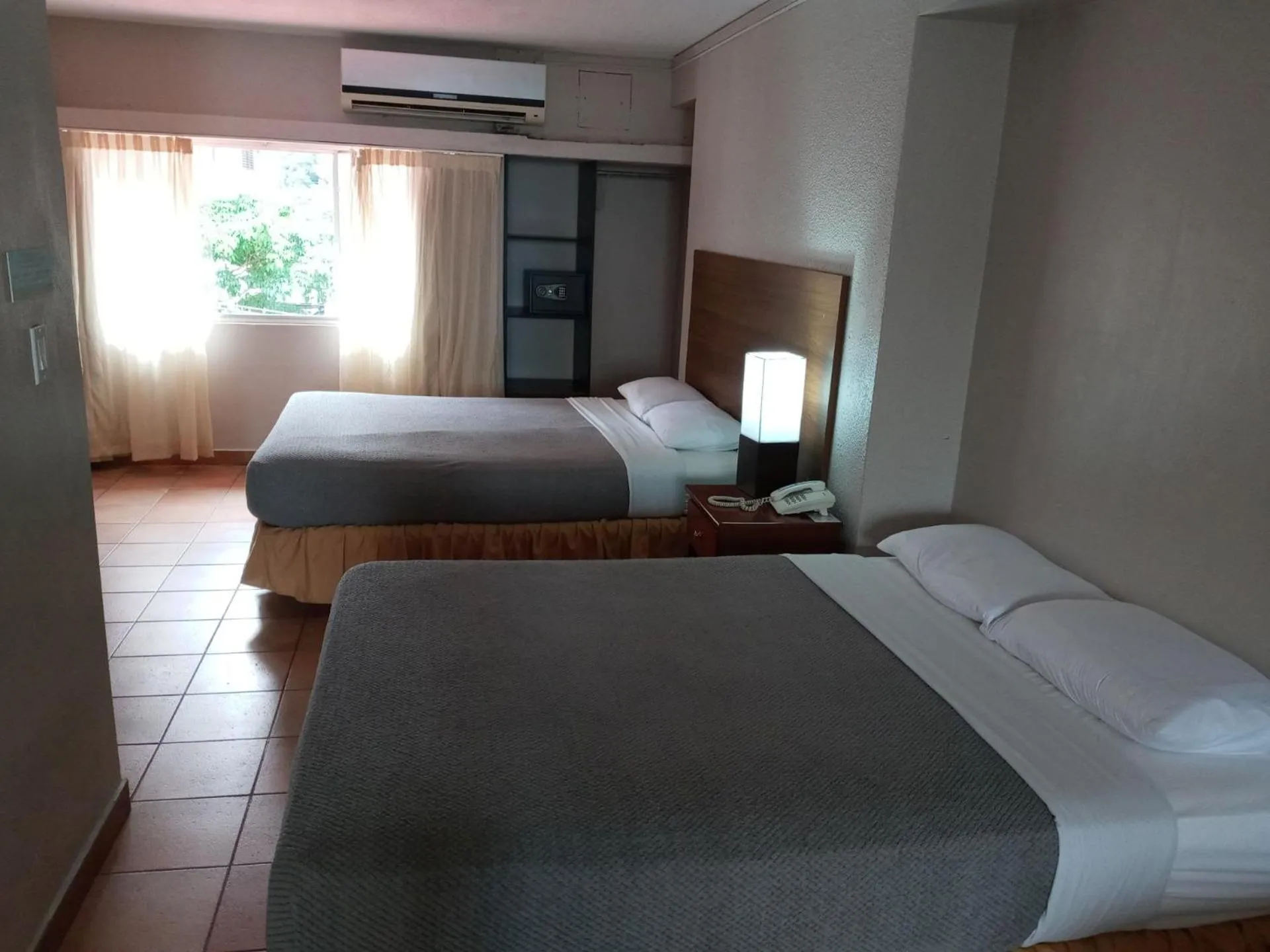 Photo of the whole room, Bed in Hotel Tower House Suites