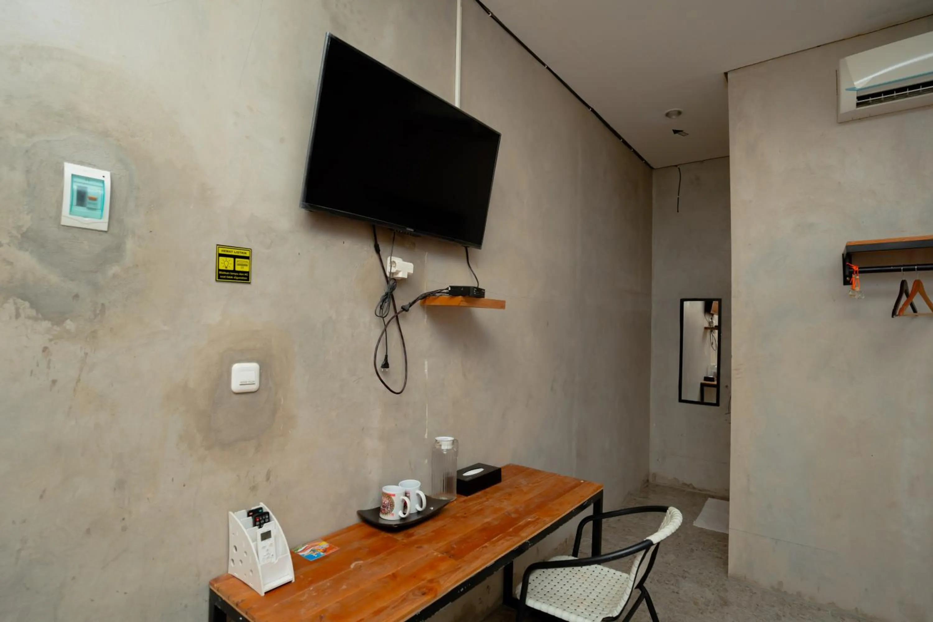 TV and multimedia in RedDoorz Syariah near Lombok Epicentrum Mall