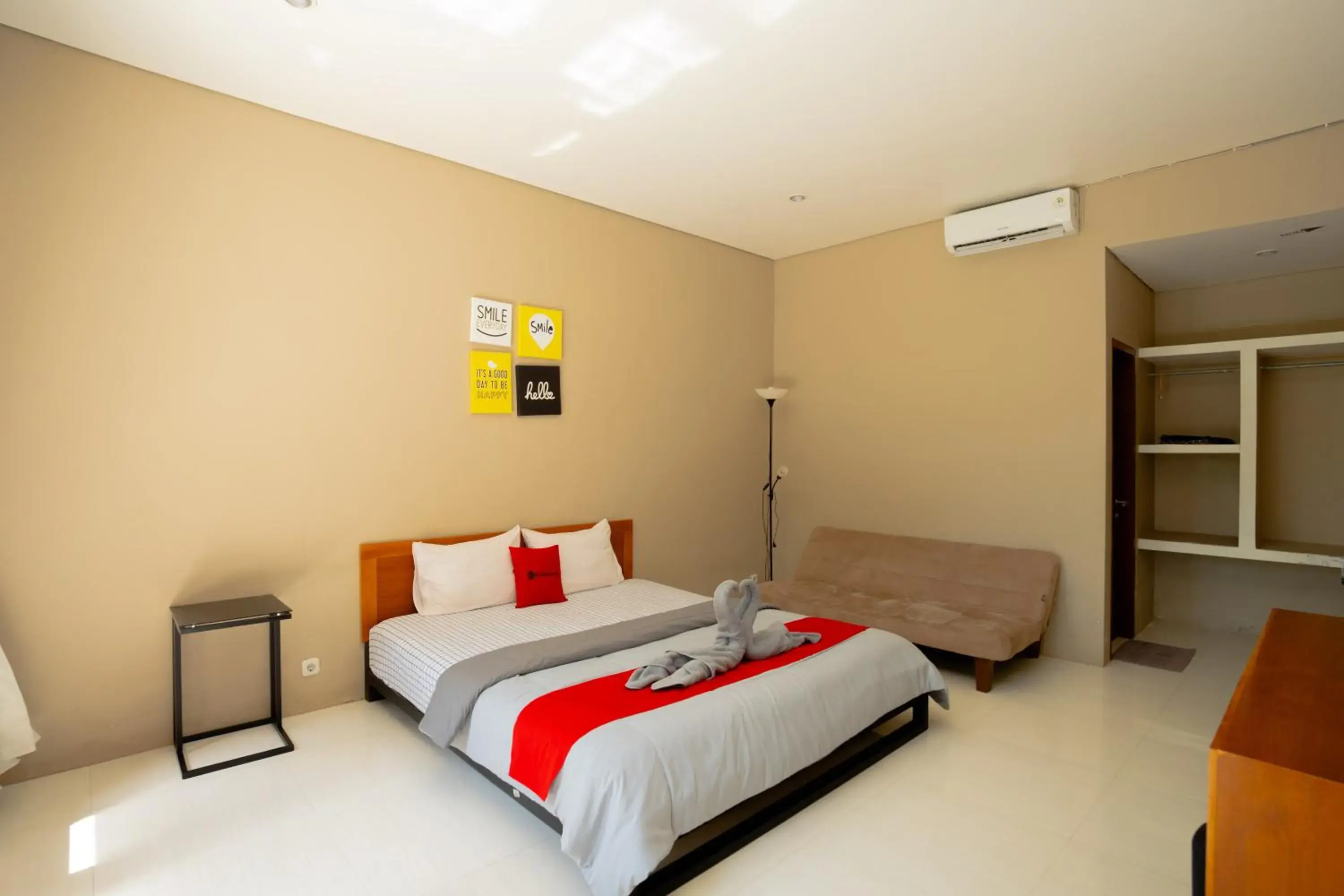 Deluxe Room in RedDoorz Syariah near Lombok Epicentrum Mall Deluxe Room in RedDoorz Syariah near Lombok Epicentrum Mall