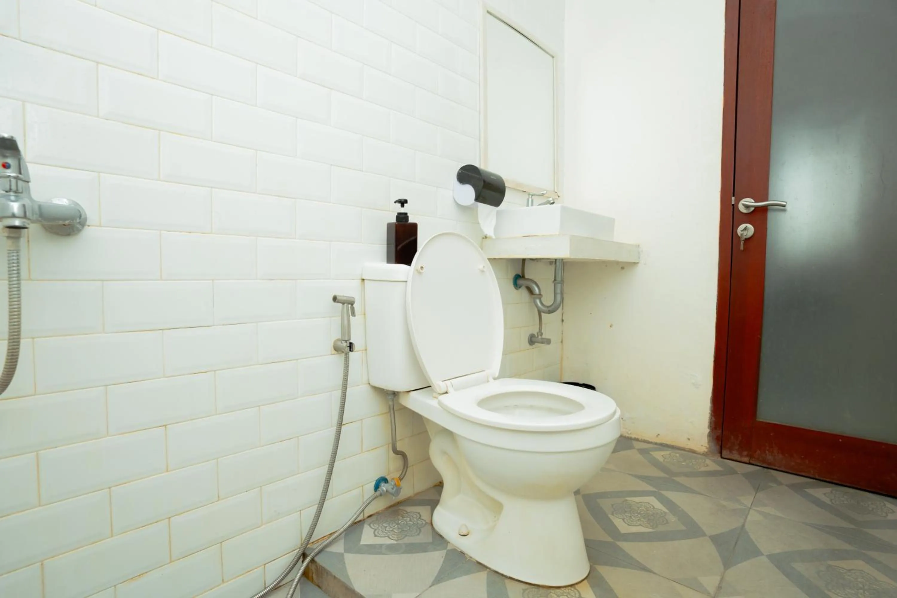 Bathroom in RedDoorz Syariah near Lombok Epicentrum Mall