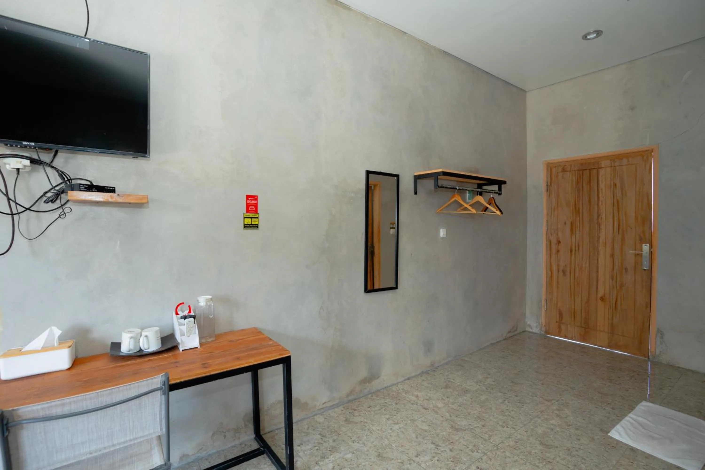 TV and multimedia in RedDoorz Syariah near Lombok Epicentrum Mall