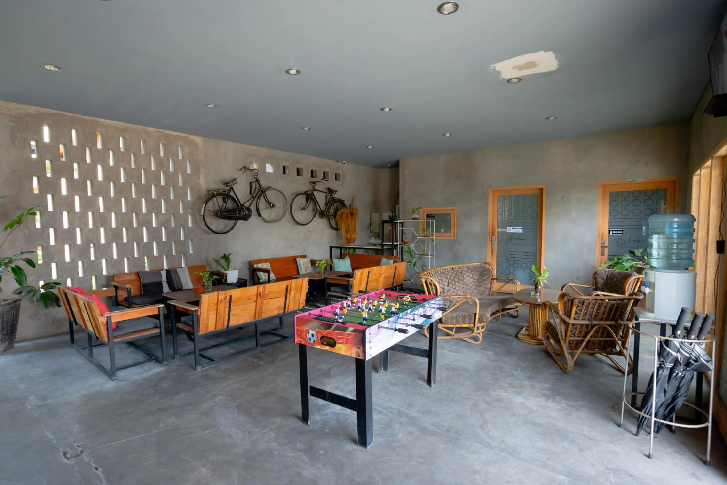 Dining area in RedDoorz Syariah near Lombok Epicentrum Mall