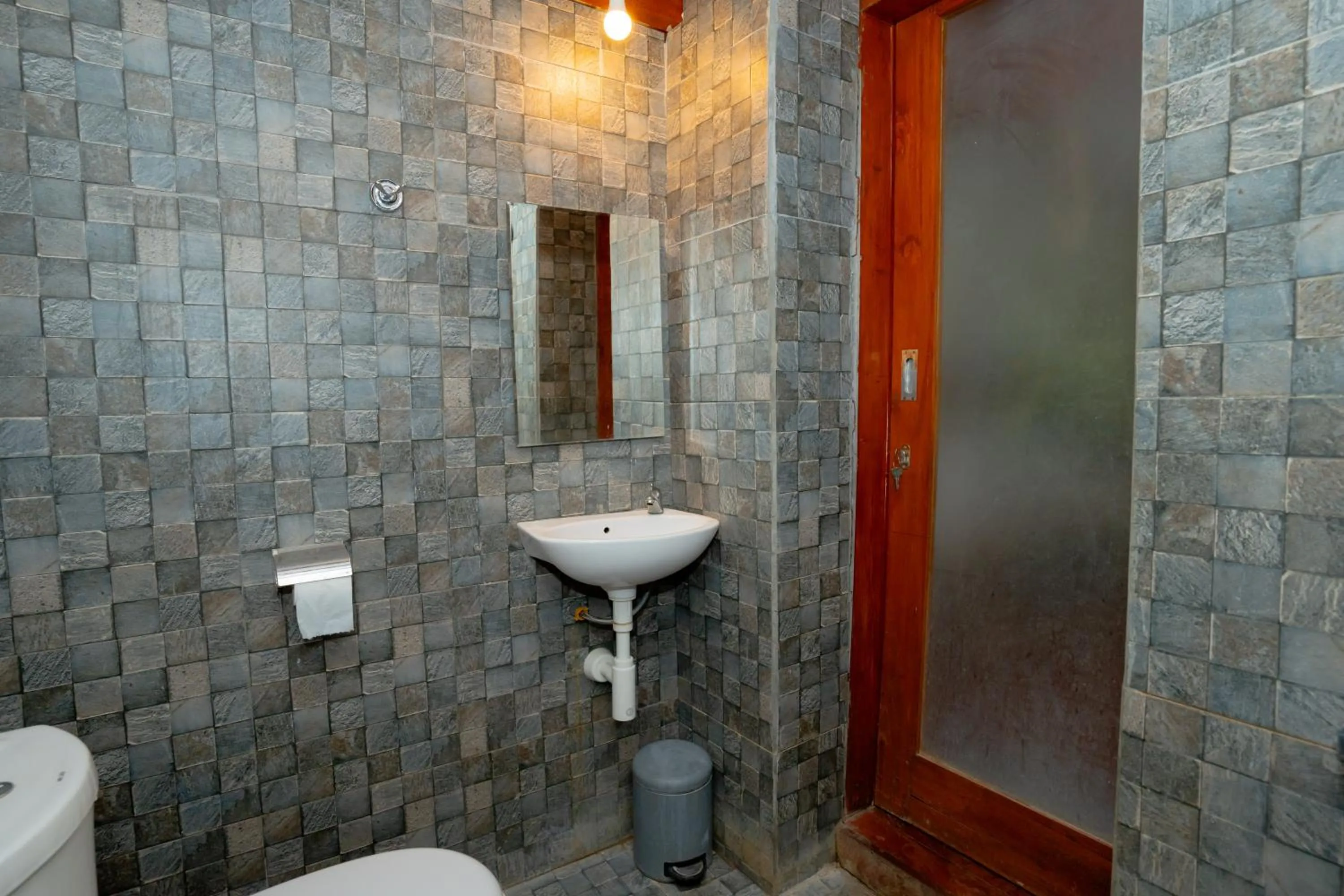 Bathroom in RedDoorz Syariah near Lombok Epicentrum Mall