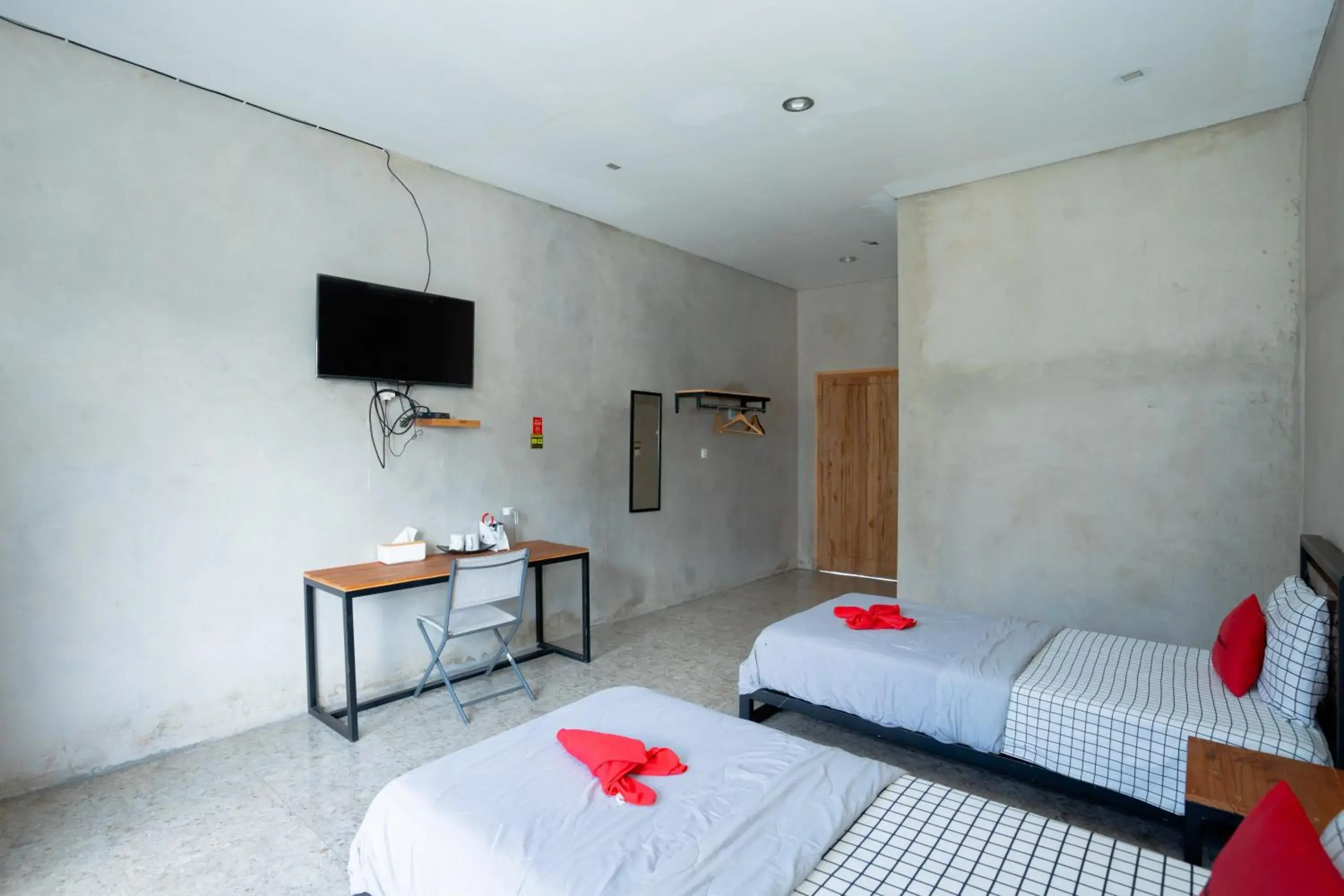 Deluxe Twin Room in RedDoorz Syariah near Lombok Epicentrum Mall Deluxe Twin Room in RedDoorz Syariah near Lombok Epicentrum Mall