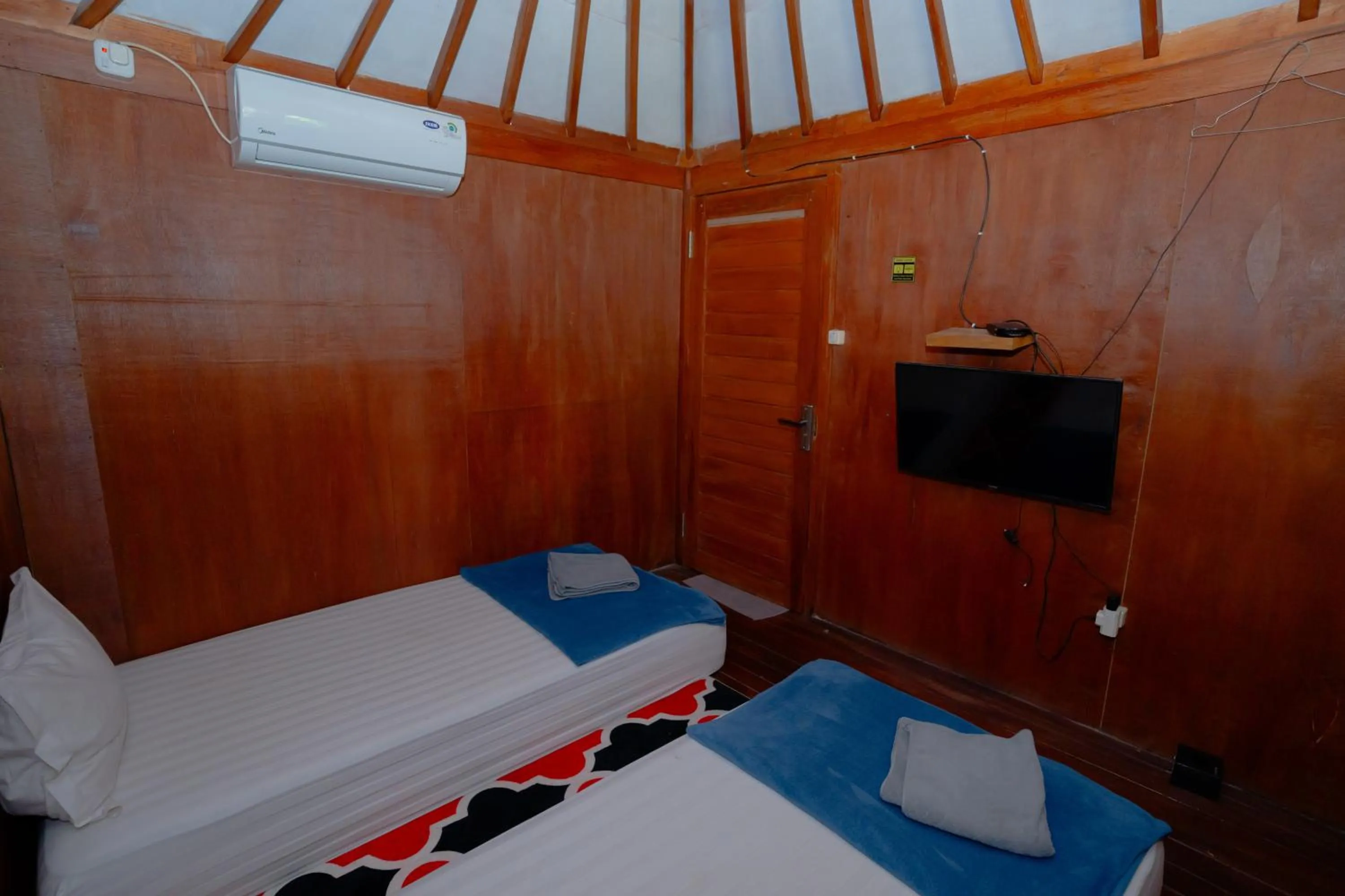 Bedroom, Bed in RedDoorz Syariah near Lombok Epicentrum Mall