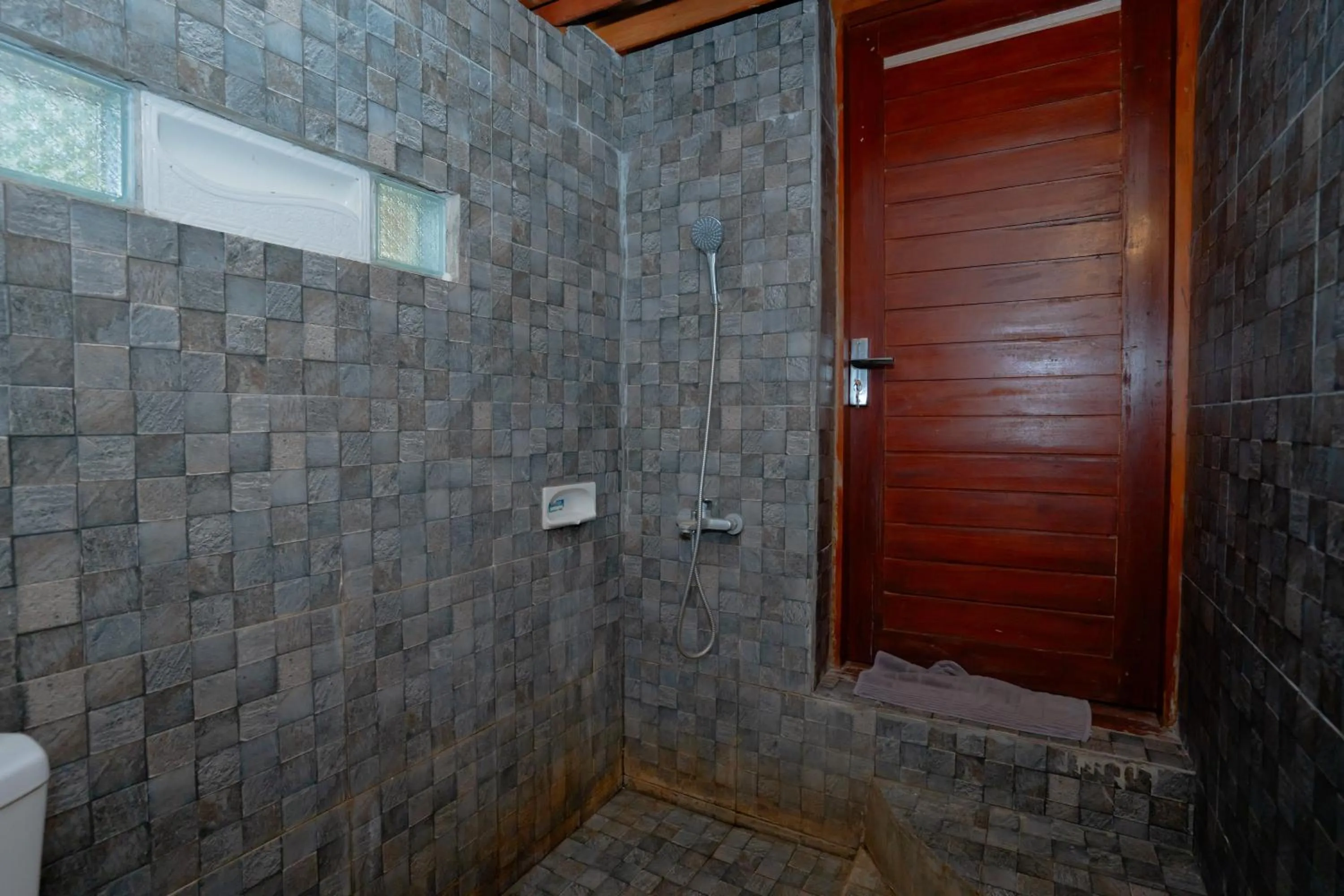 Bathroom in RedDoorz Syariah near Lombok Epicentrum Mall