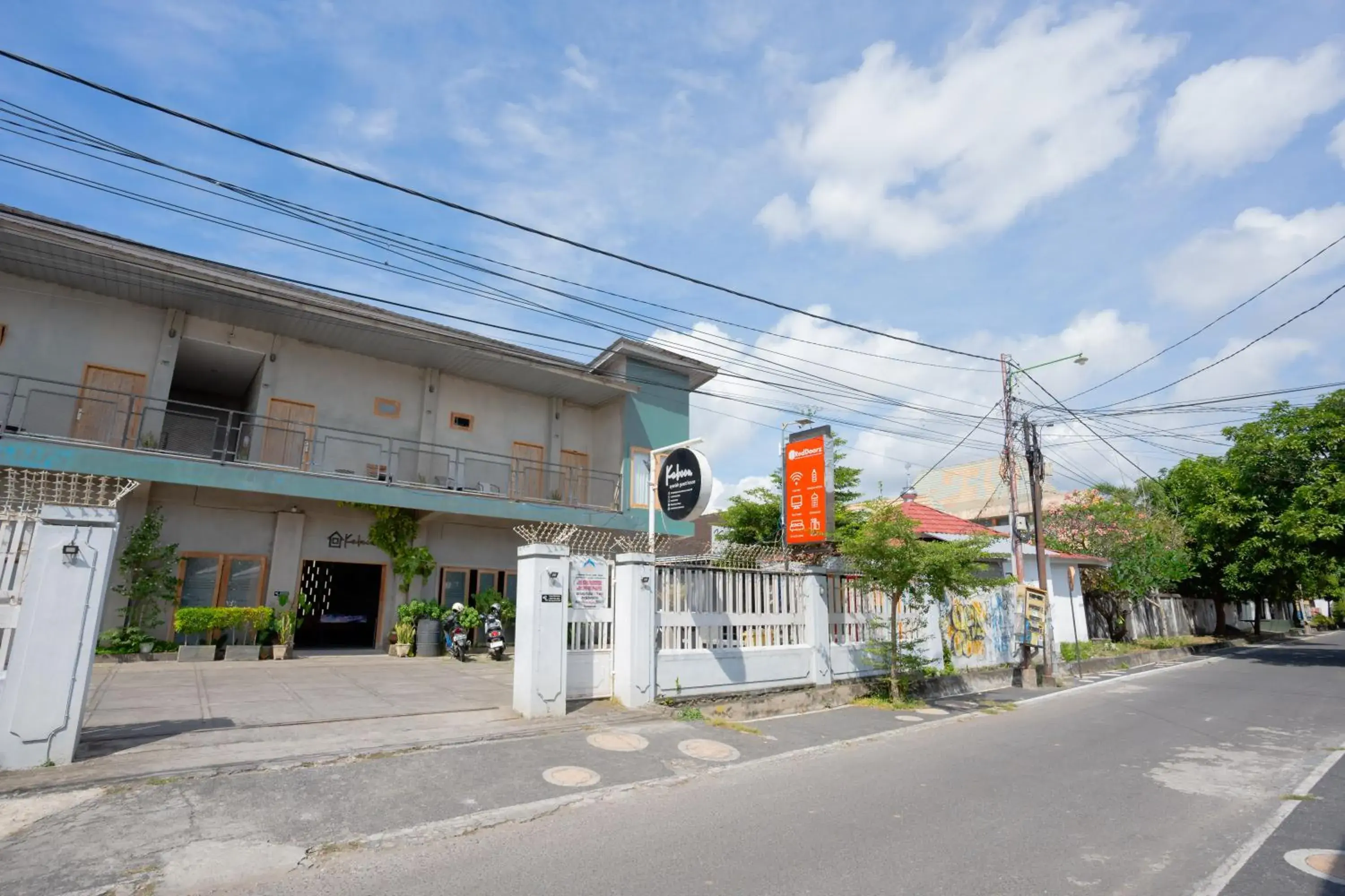 Facade/entrance in RedDoorz Syariah near Lombok Epicentrum Mall Facade/entrance in RedDoorz Syariah near Lombok Epicentrum Mall