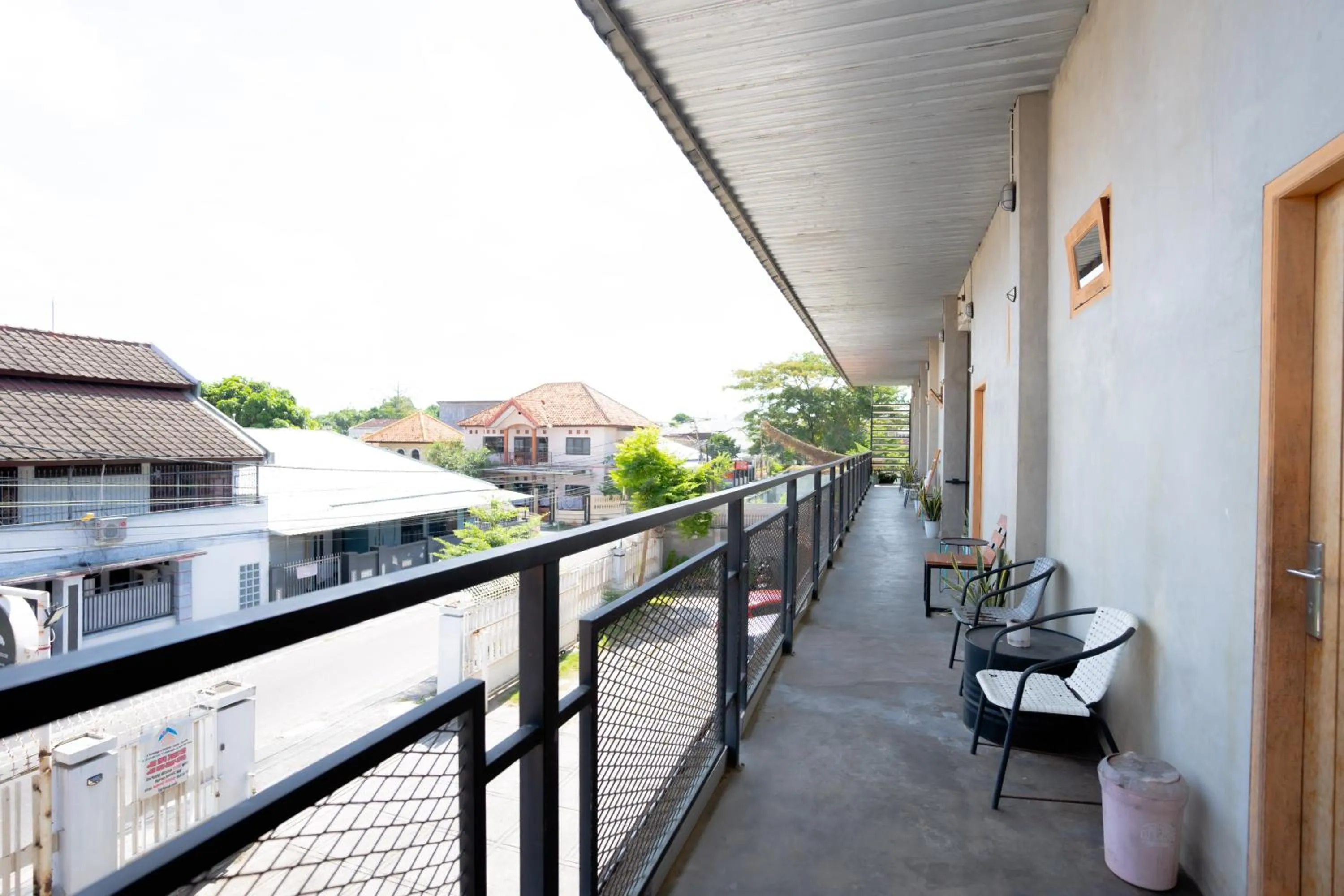 Balcony/Terrace in RedDoorz Syariah near Lombok Epicentrum Mall