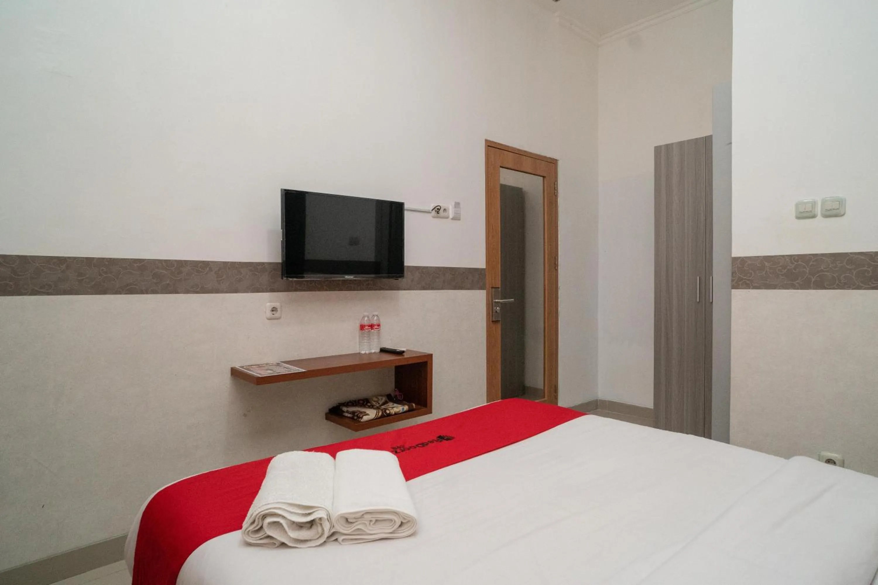 Bed in RedDoorz Syariah near Kota Cinema Mall Jatiasih