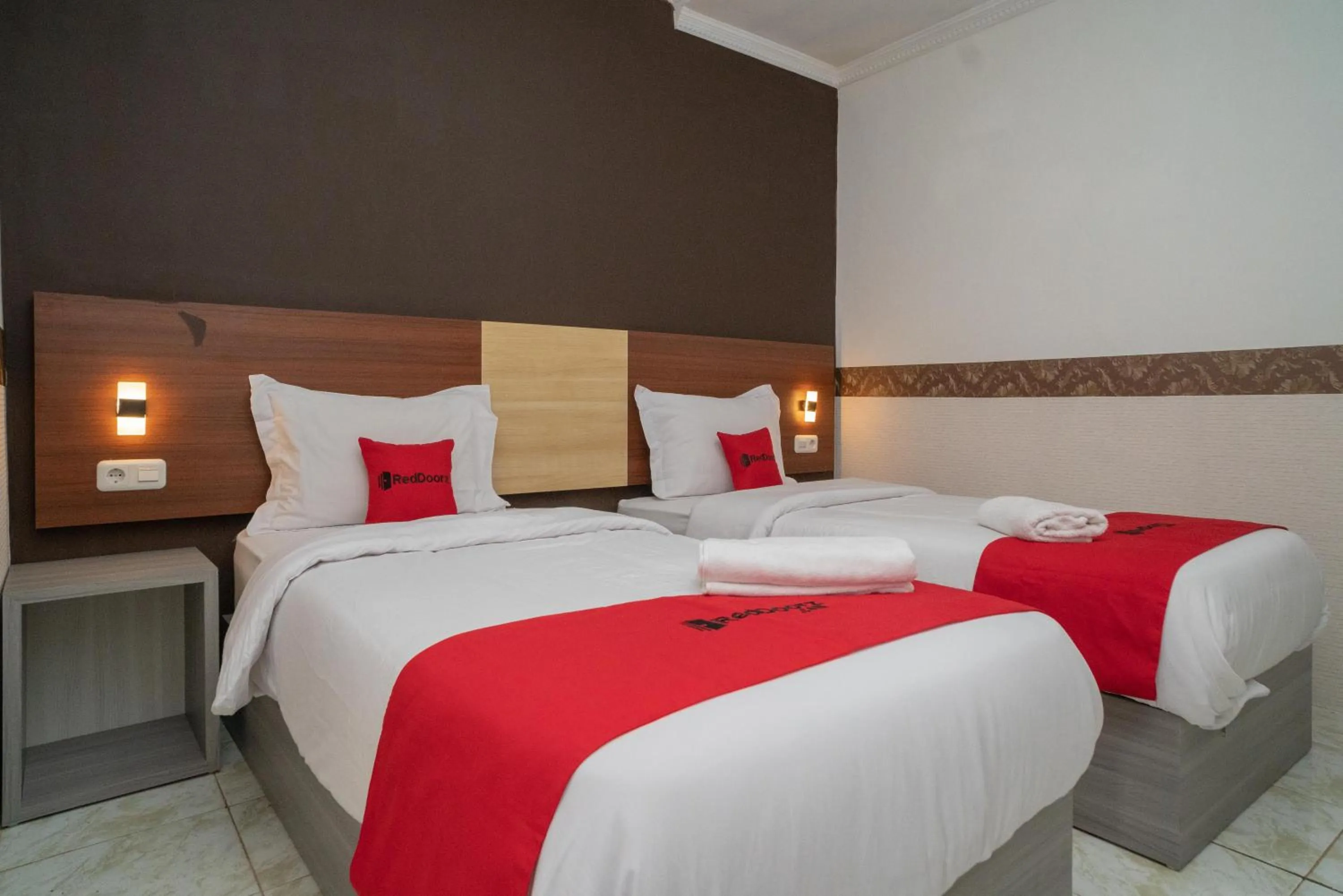 Bed in RedDoorz Syariah near Kota Cinema Mall Jatiasih