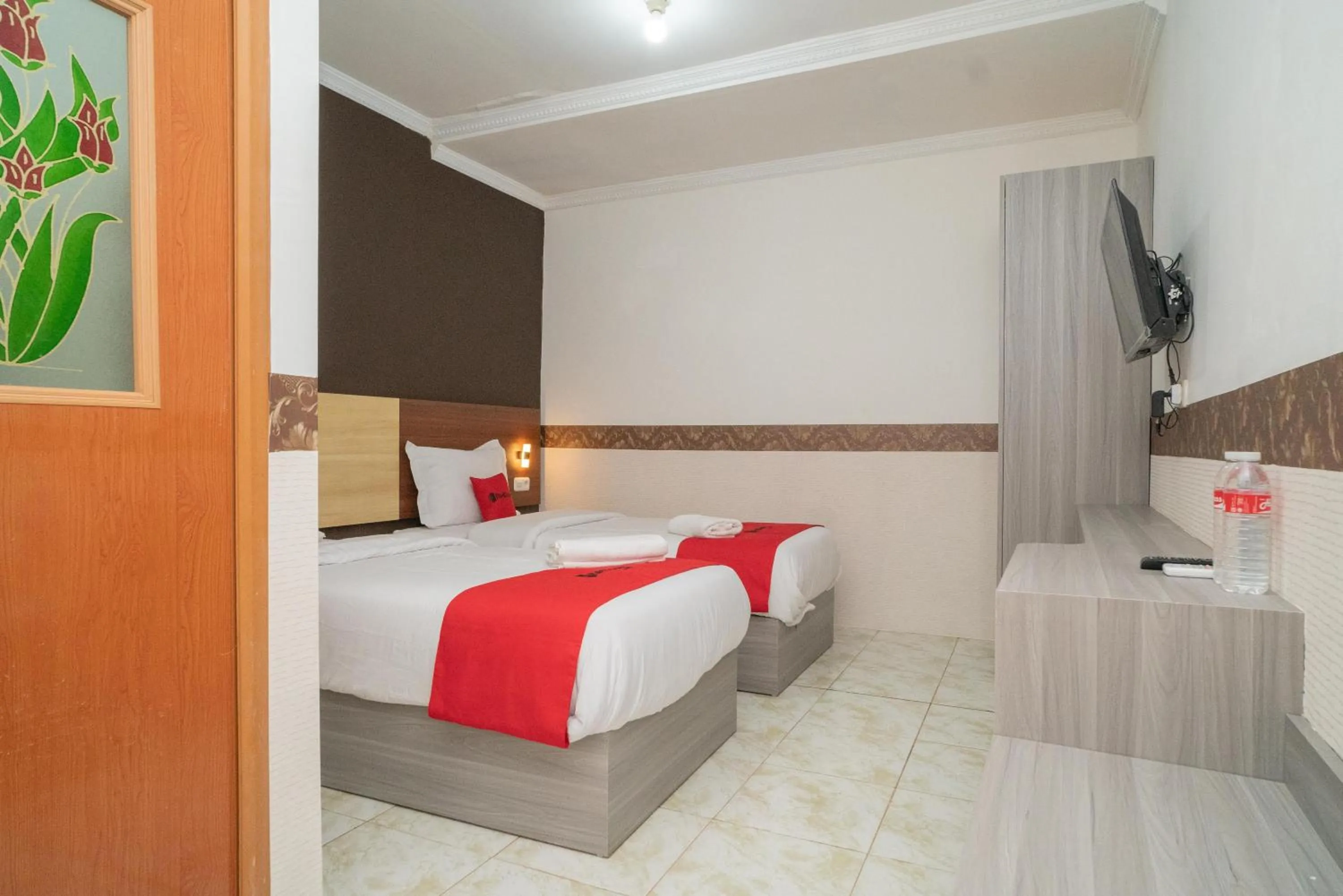 Bed in RedDoorz Syariah near Kota Cinema Mall Jatiasih