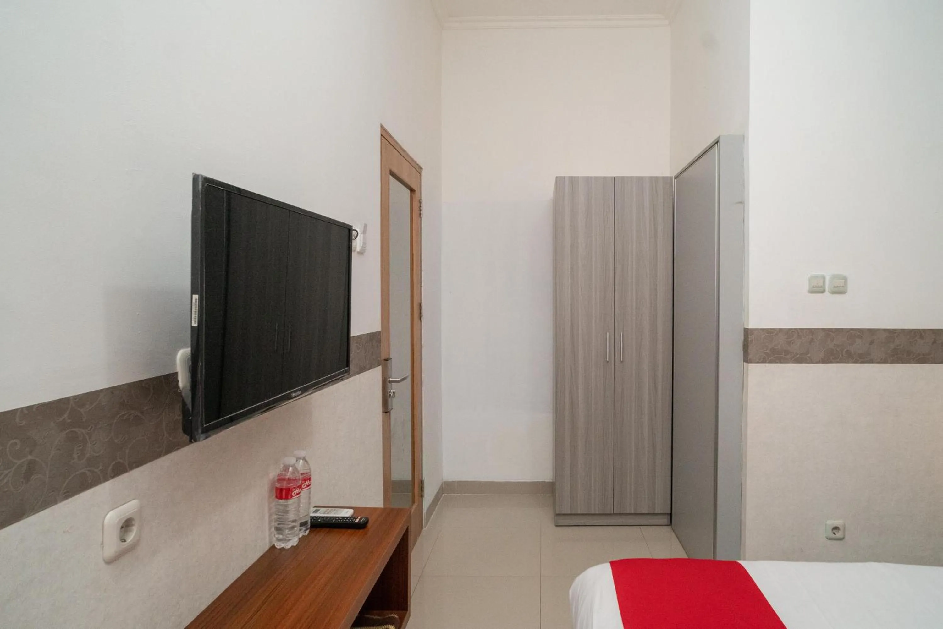 Bed in RedDoorz Syariah near Kota Cinema Mall Jatiasih