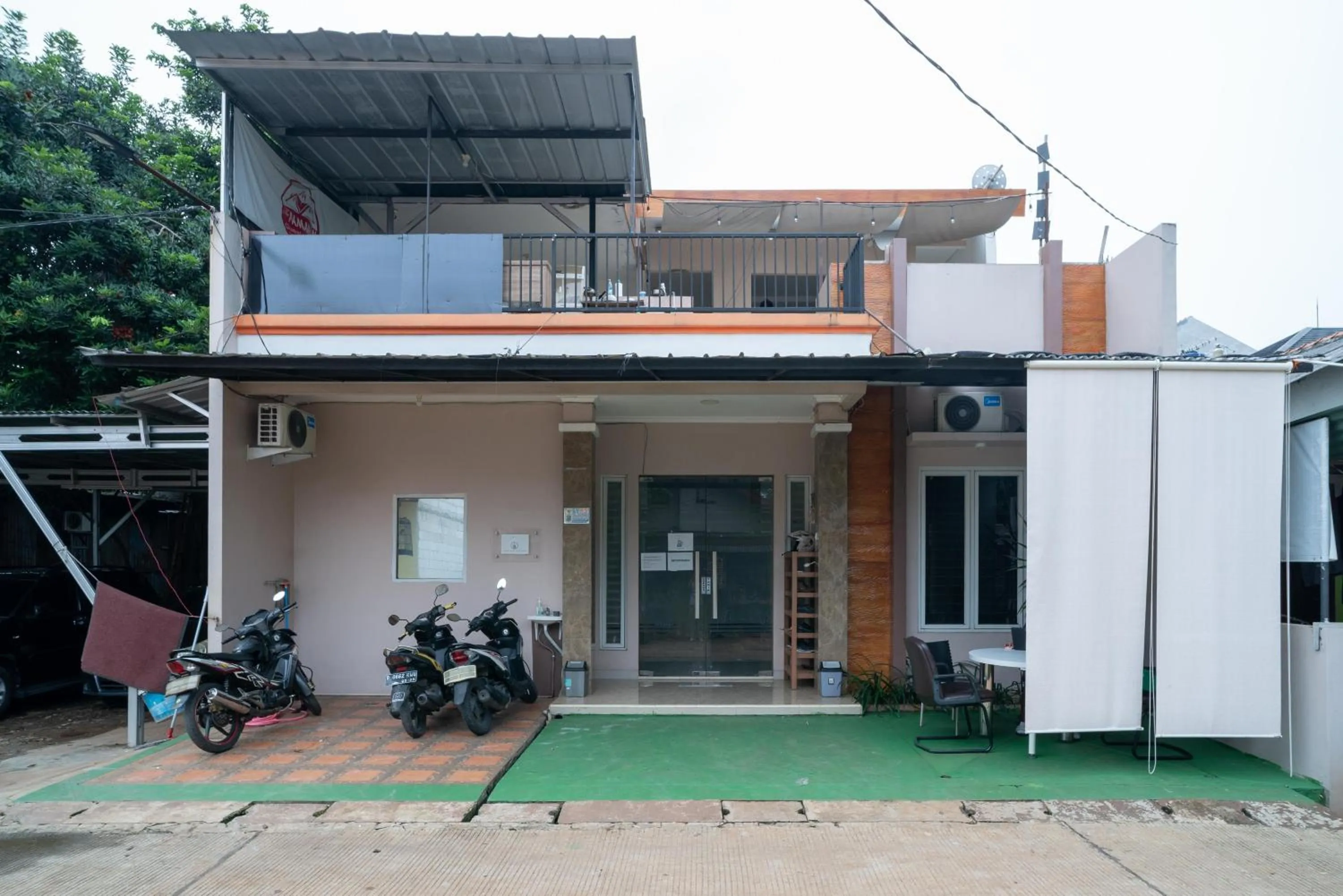 RedDoorz Syariah near Kota Cinema Mall Jatiasih